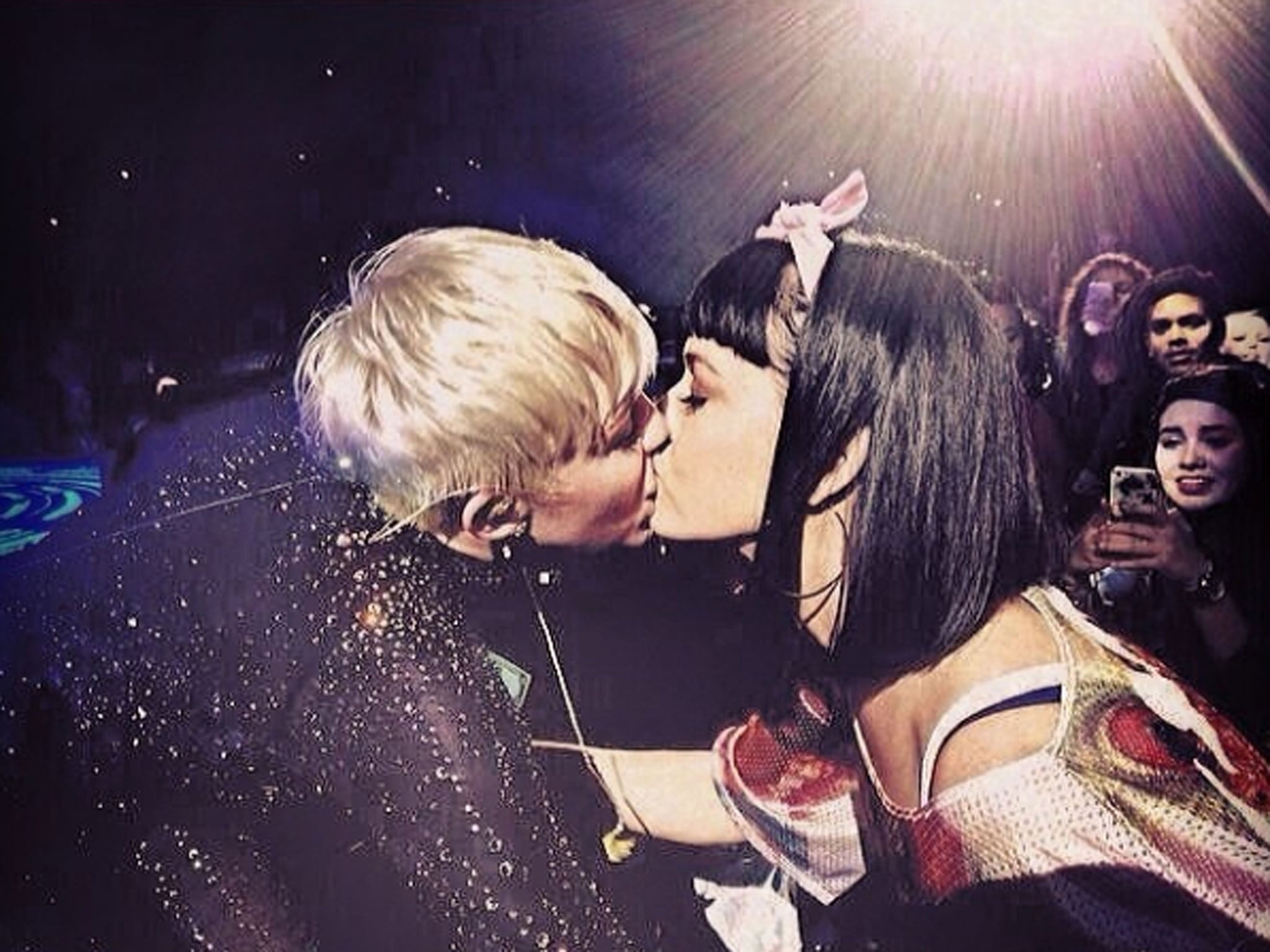 Miley Cyrus kissed Katy Perry and liked it