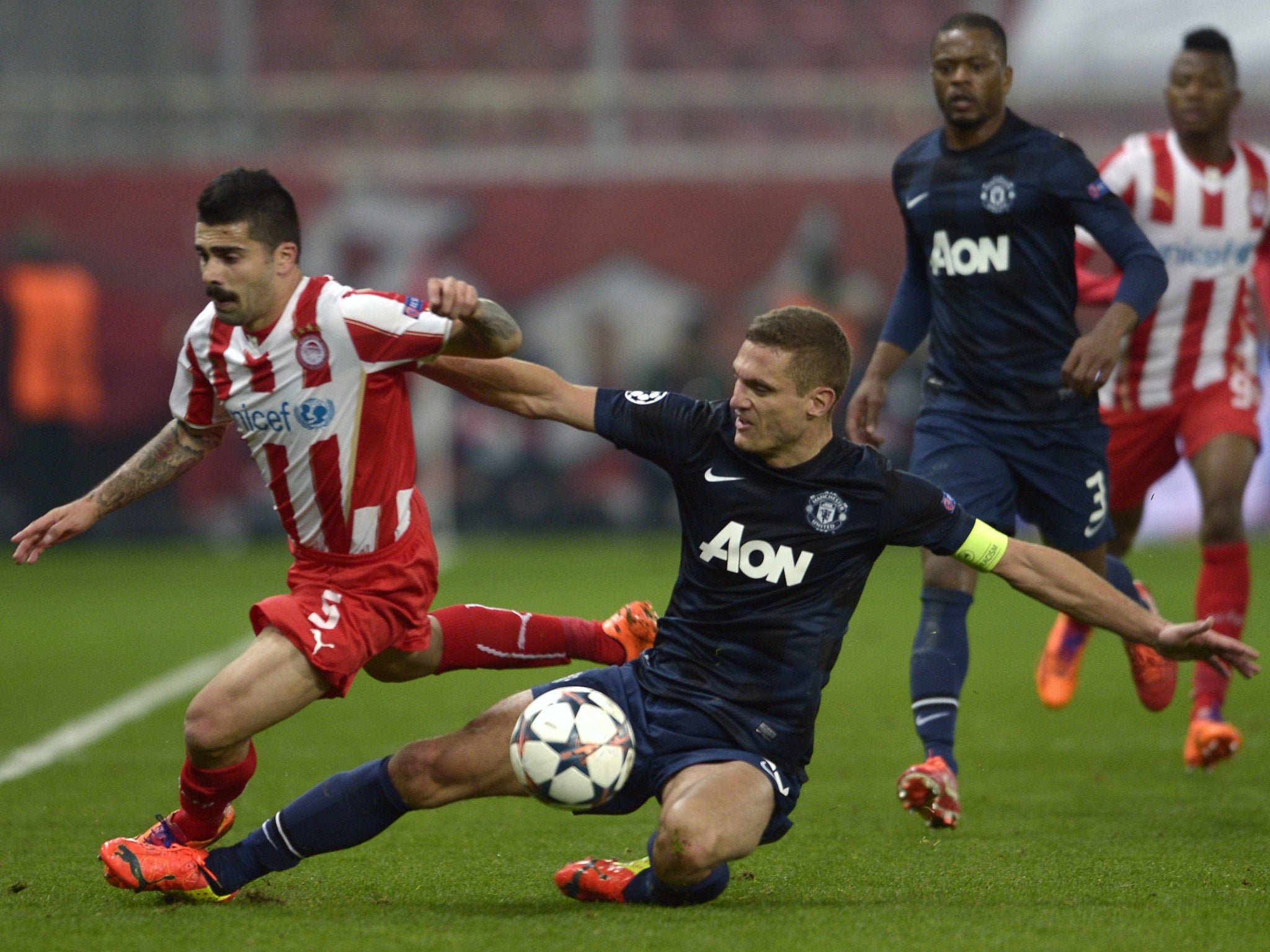 Machado is tackled by Nemanja Vidic