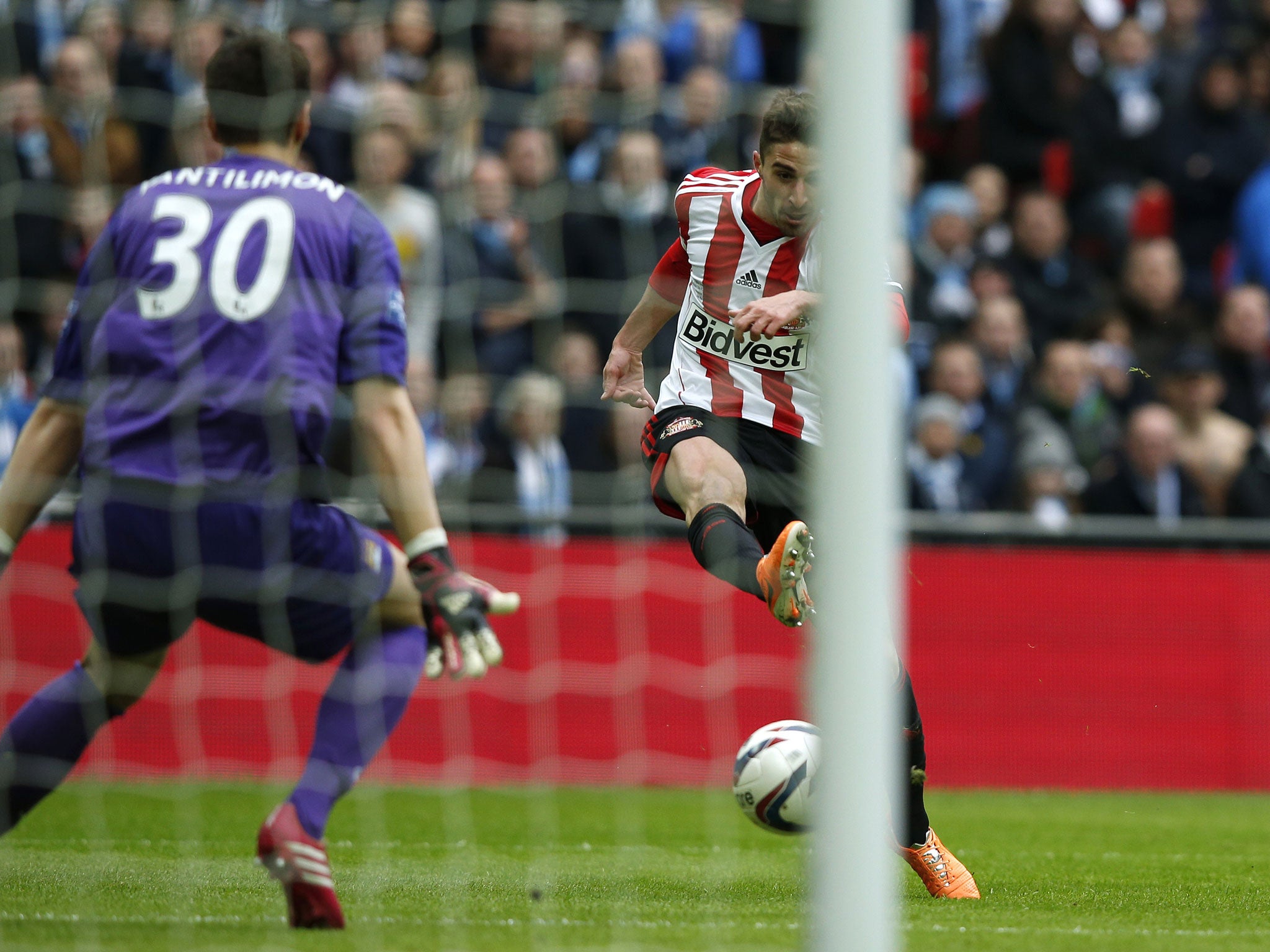 Fabio Borini makes it 1-0 to Sunderland (GETTY)