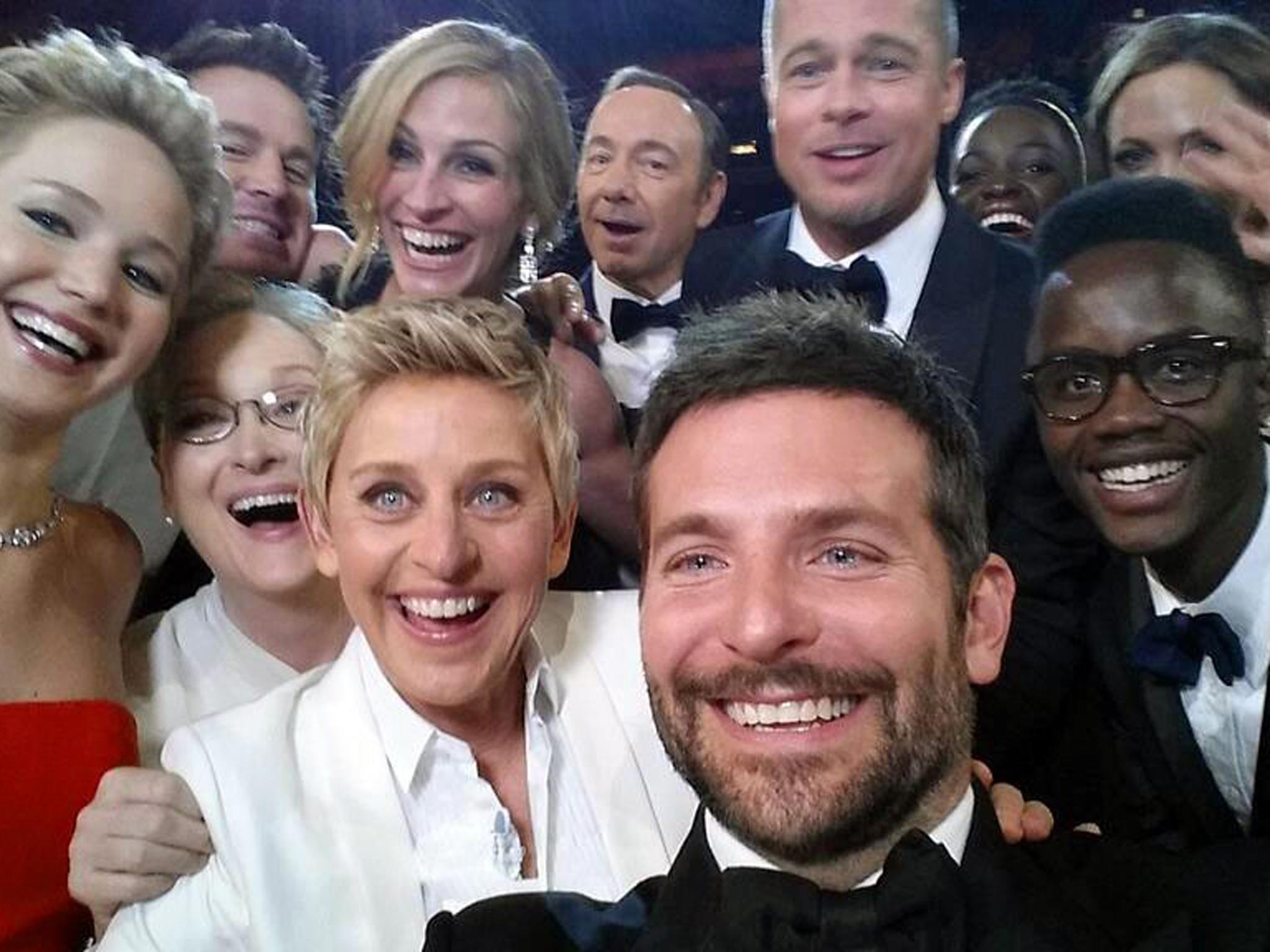 Actors front row from left, Jared Leto, Jennifer Lawrence, Meryl Streep, Ellen DeGeneres, Bradley Cooper, Peter Nyongío Jr., and, second row, from left, Channing Tatum, Julia Roberts, Kevin Spacey, Brad Pitt, Lupita Nyongío and Angelina Jolie as they pose for a "usie"