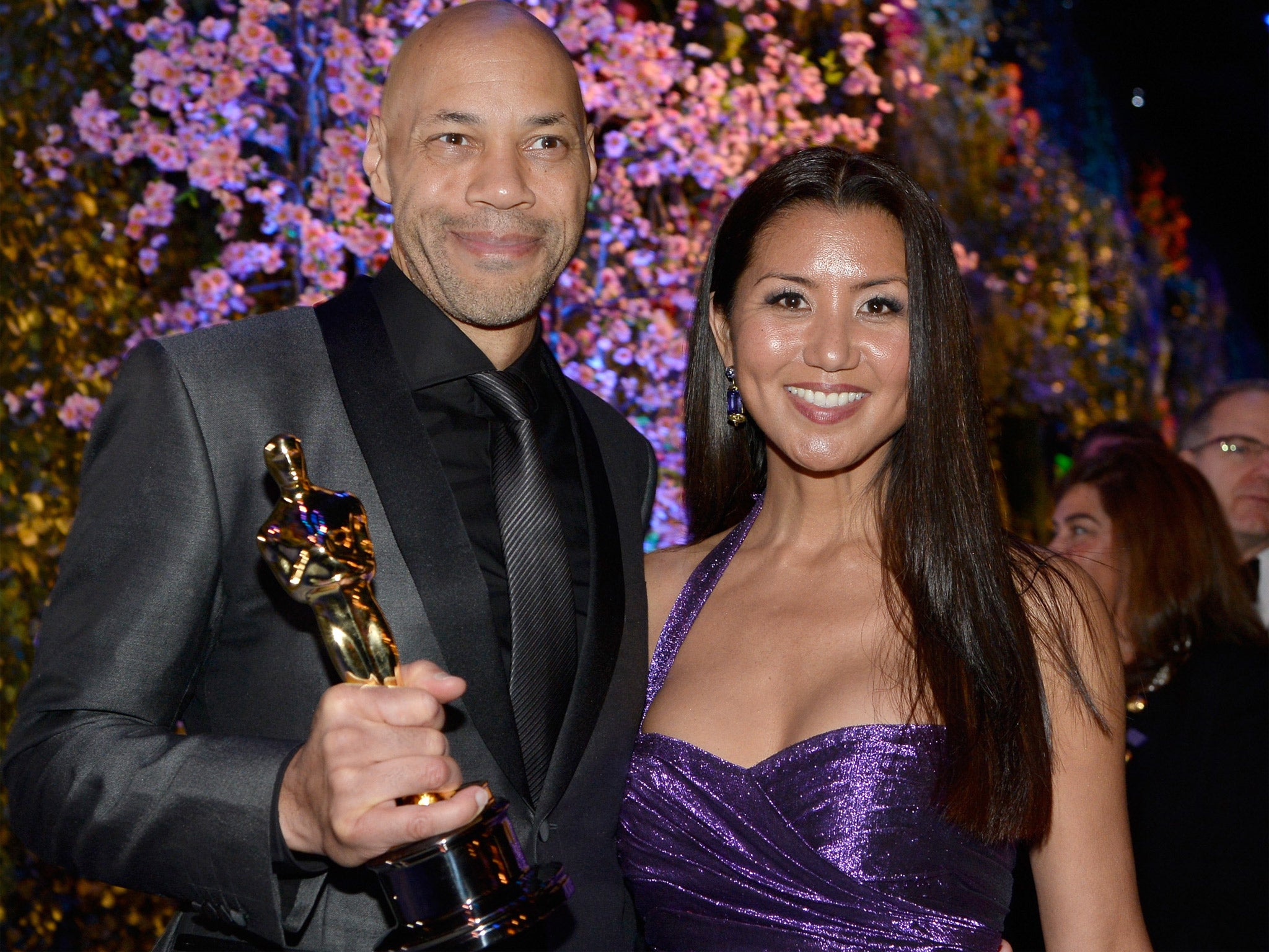 Screenwriter John Ridley with and his wife Gayle pose with his Oscar (Getty)