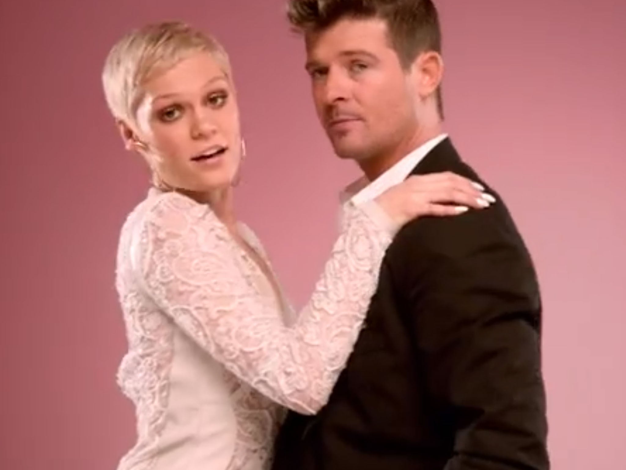 Jessie J dancing with MAN Robin Thicke in DJ Cassidy's video