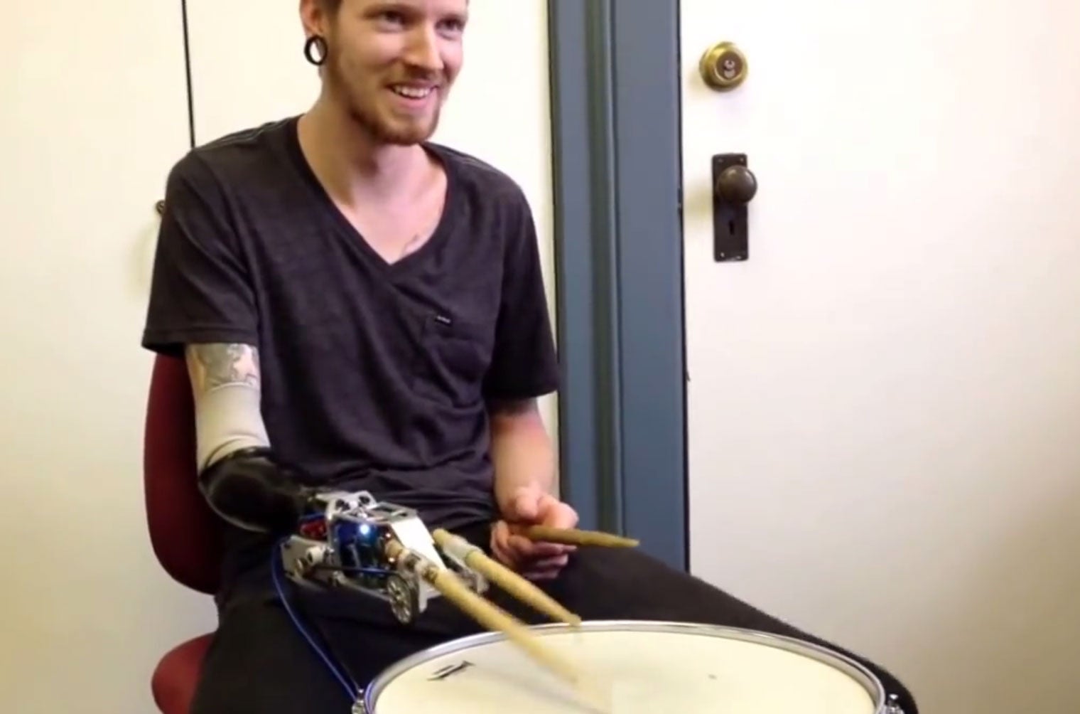 Jason Barnes and his "superhuman" drumming prosthetic.