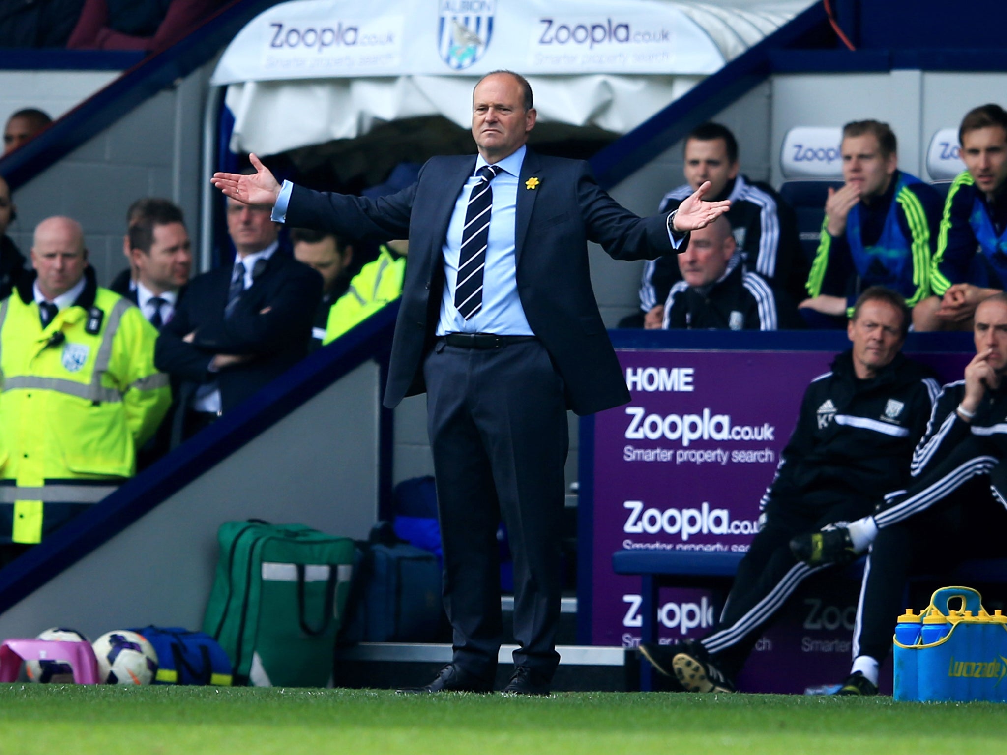 Pepe Mel makes a gesture from the touchline