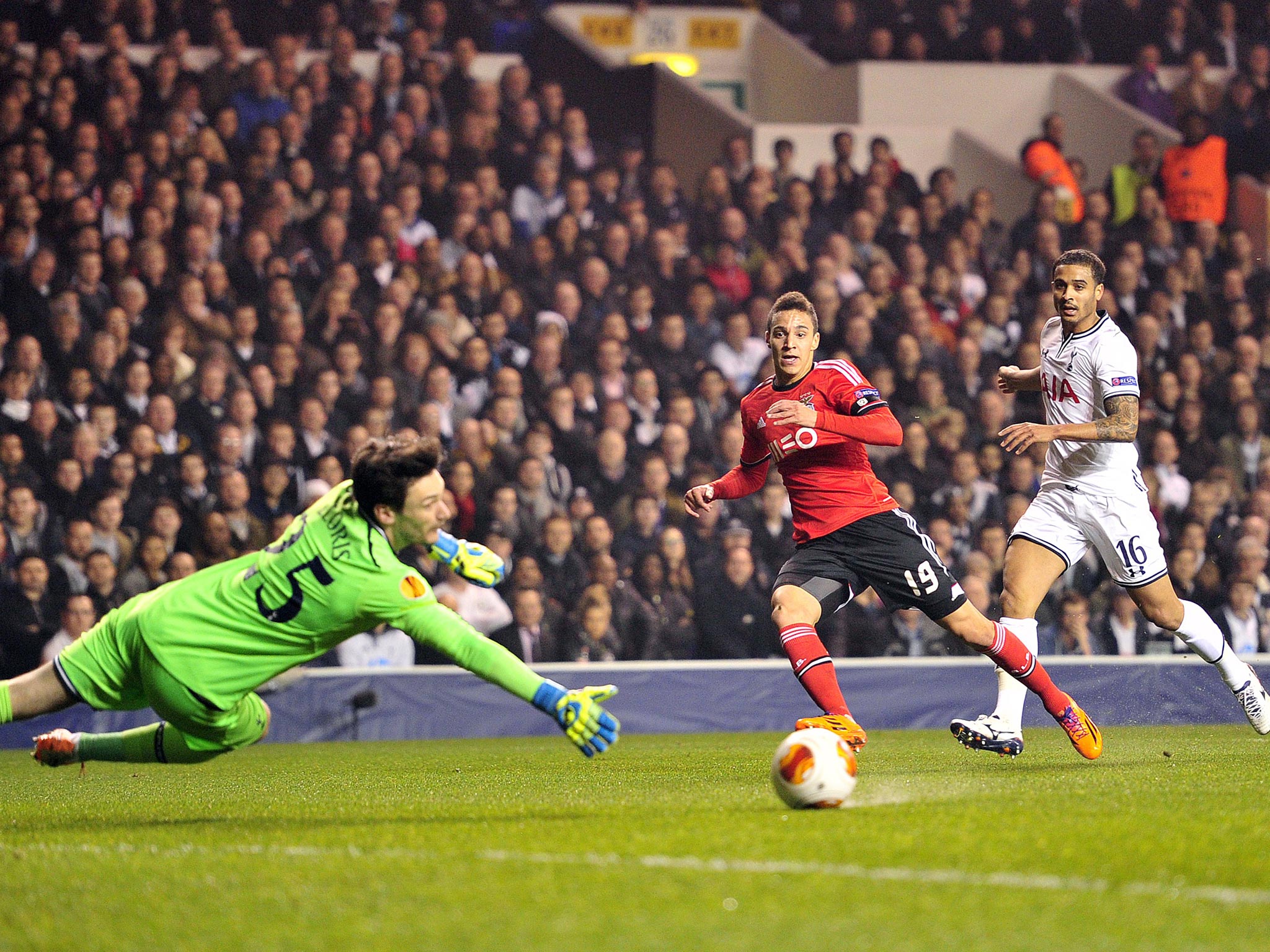 Rodrigo (centre) slots Benfica’s opening goal past a helpless
Hugo Lloris of Spurs last night