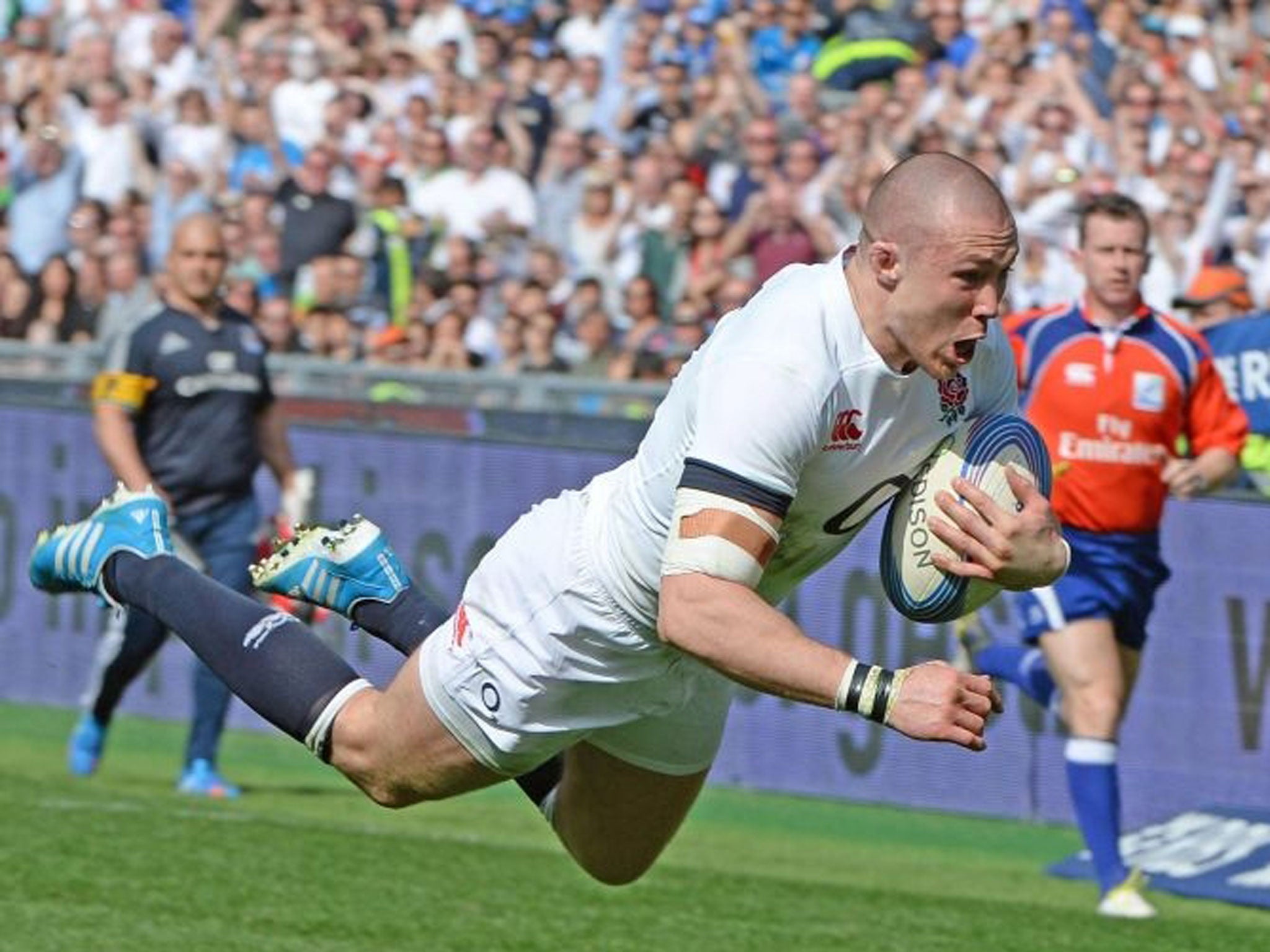 England's Mike Brown scores his second try during the RBS Six Nations rugby union match between Italy and England at the Olympic Stadium in Rome, Italy