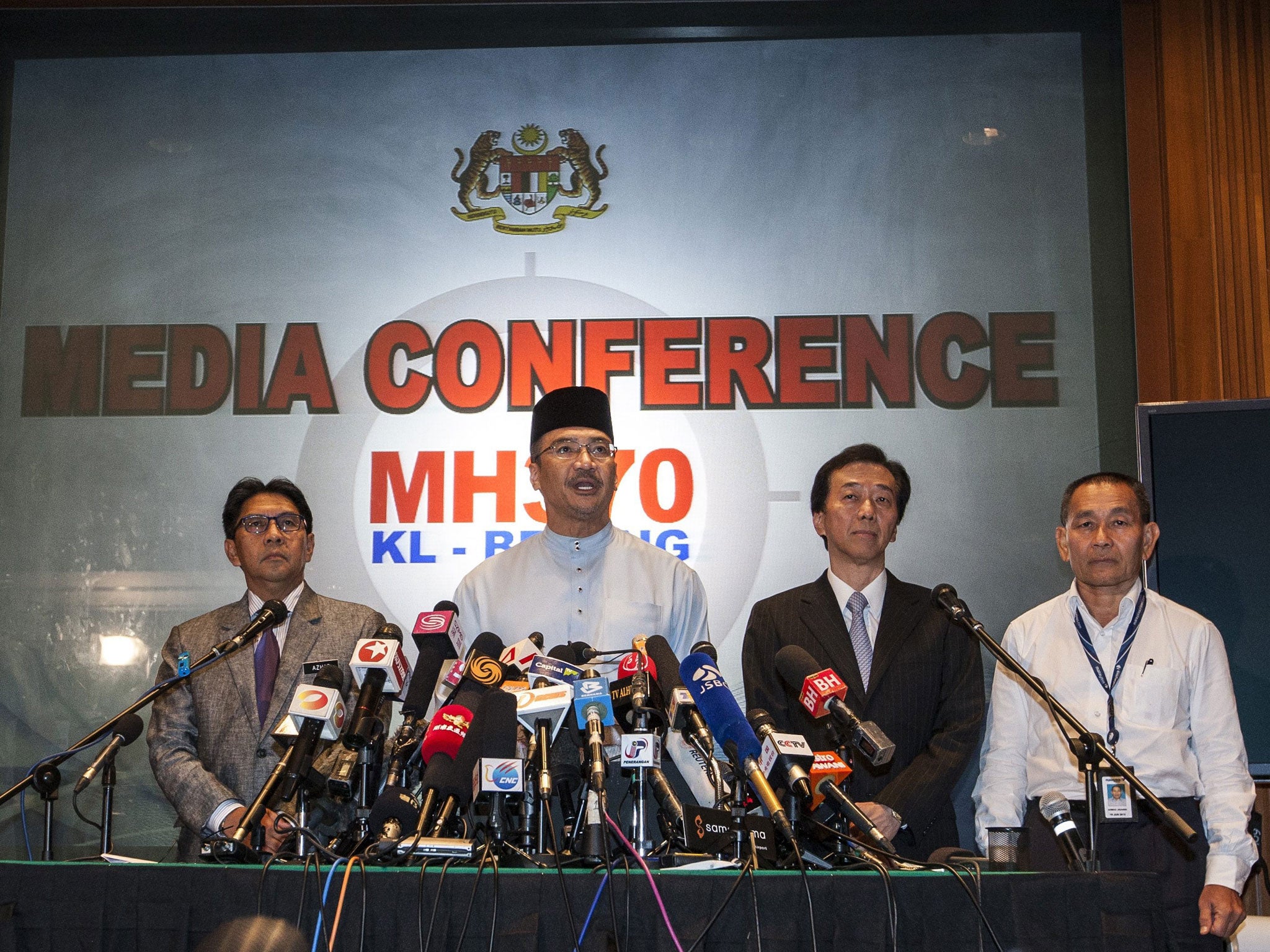 Malaysian Defence Minister and acting Transport Minister Hishamuddin Hussin (2-L), Malaysia's special envoy to China , Ong Ka Ting (2-R), Malaysian Airlines CEO Group Ahmad Jauhari Yahya (R) and Malaysia's Department of Civil Aviation Director General, A