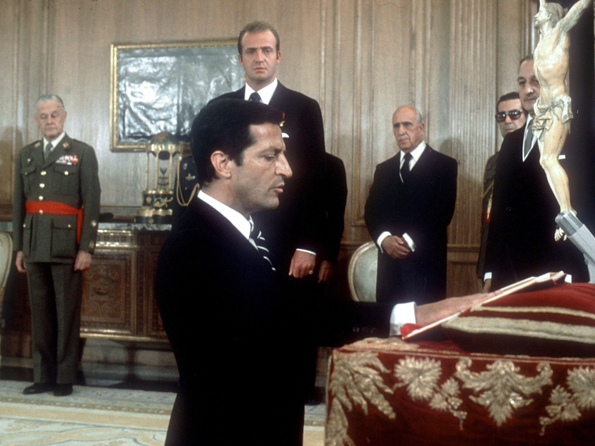 Suarez is sworn in as Prime Minister in 1976, watched by King Juan Carlos