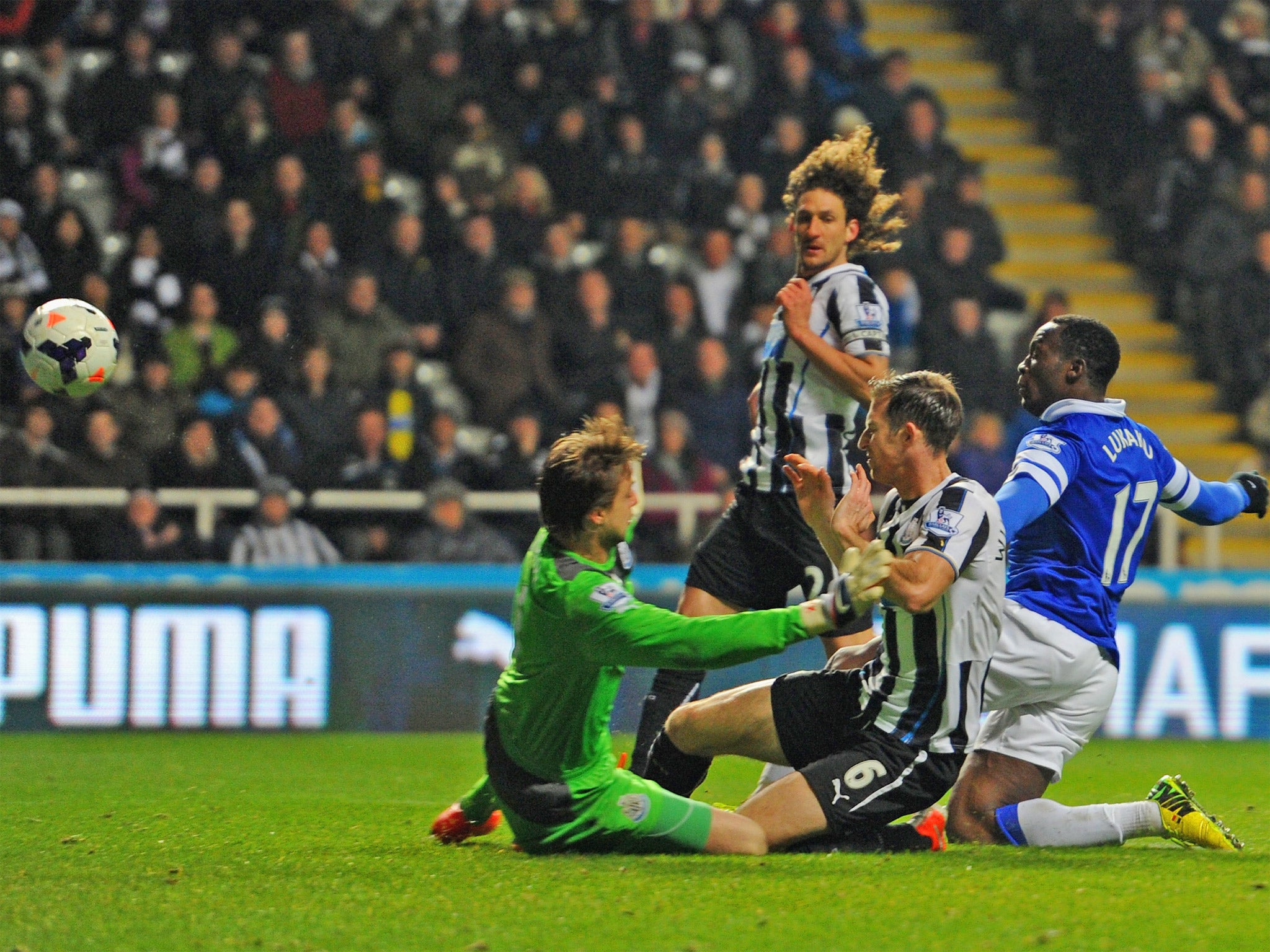 Romelu Lukaku scores Everton's second goal