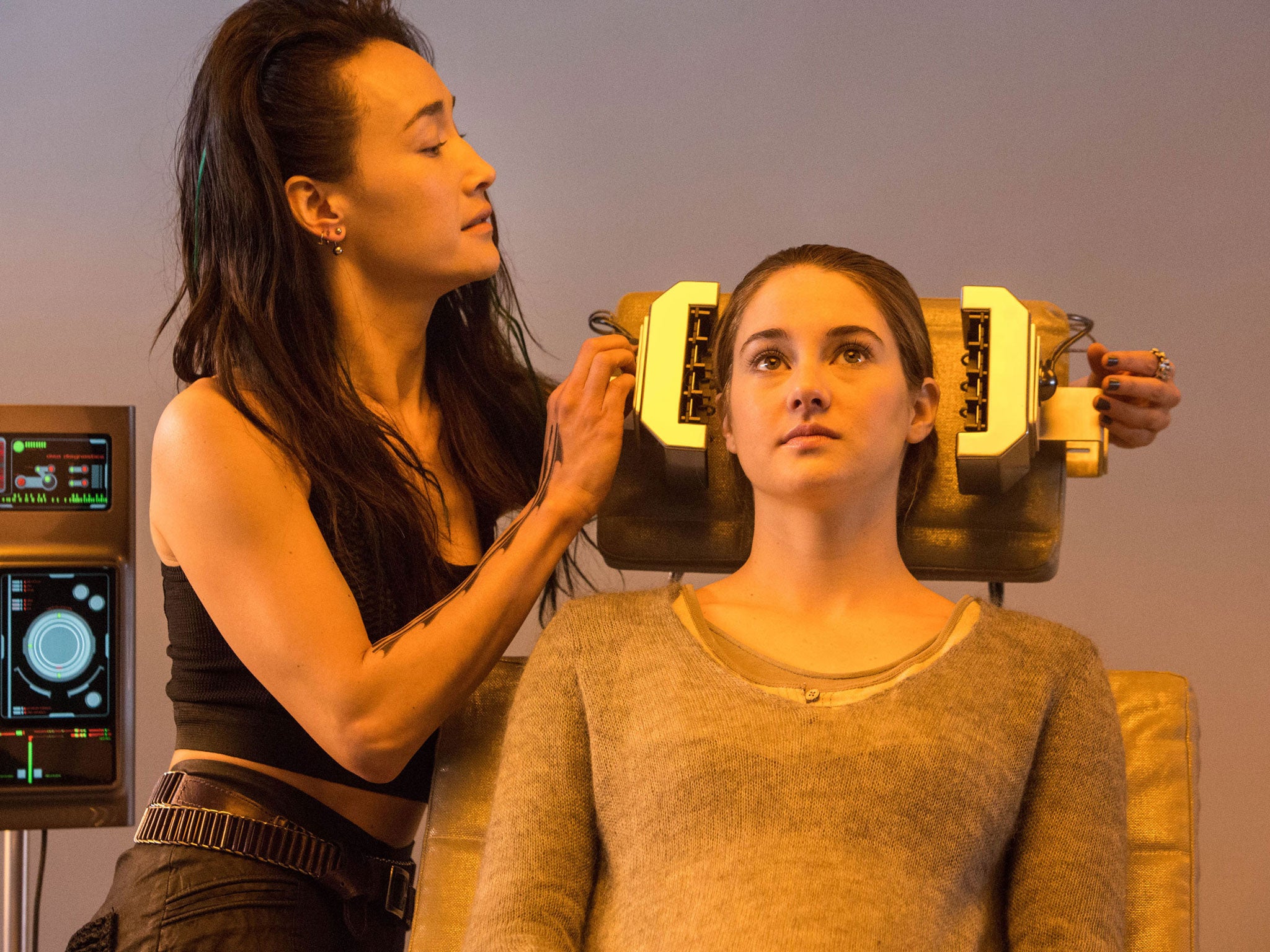 Survivalist: Shailene Woodley (r) plays Tris in ‘Divergent’