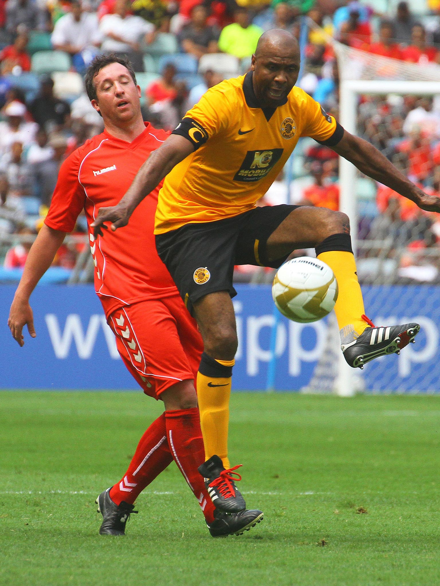 Lucas Radebe (right) and Robbie Fowler play in a legends match in Durban last year. Both will take part in the Premier League’s live
event today