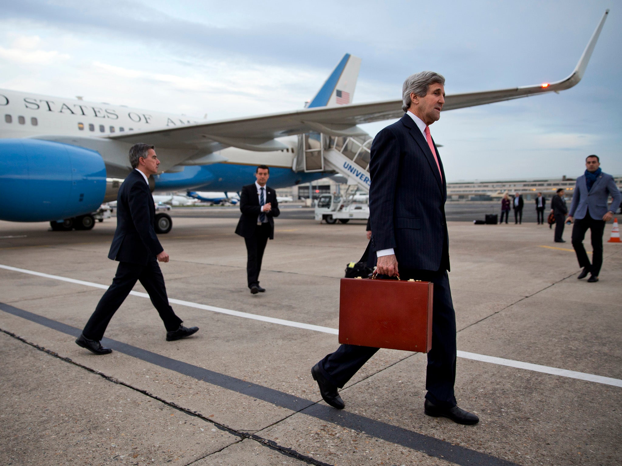 John Kerry arrives in Paris for a meeting with Russian Foreign Minister Sergey Lavrov about the situation in Ukraine