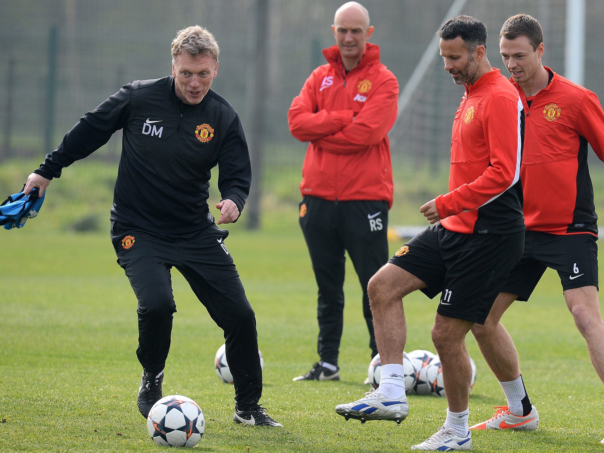 Manchester United manager David Moyes trains alongside Ryan Giggs