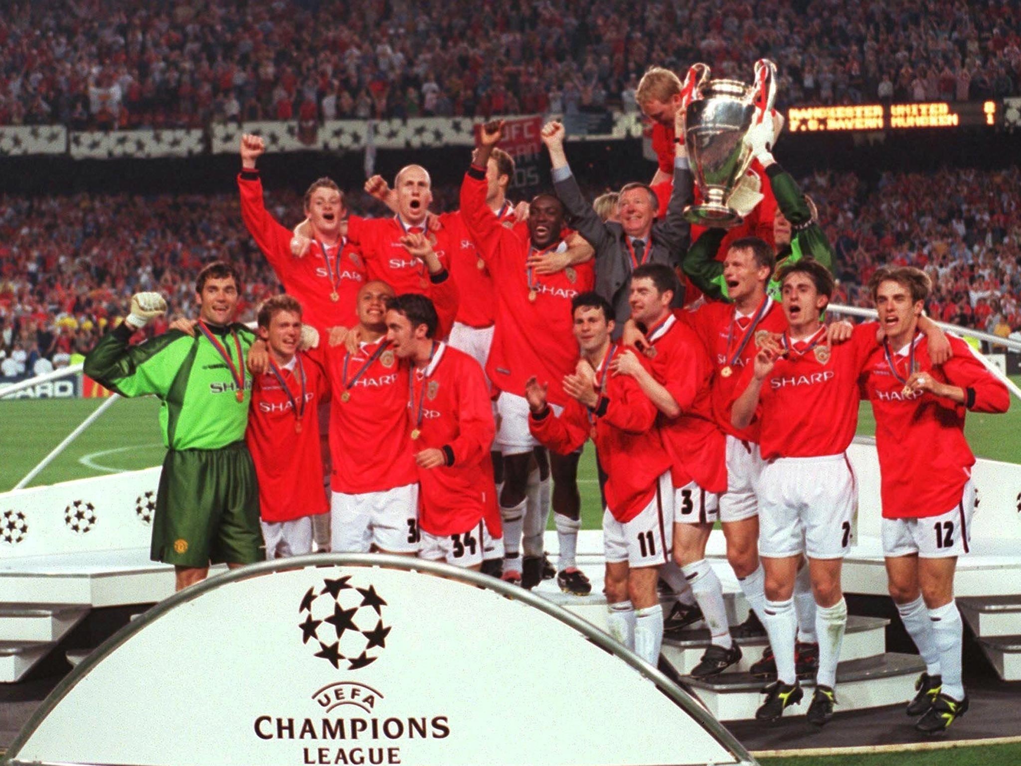 Manchester United celebrate their 1999 Champions League success