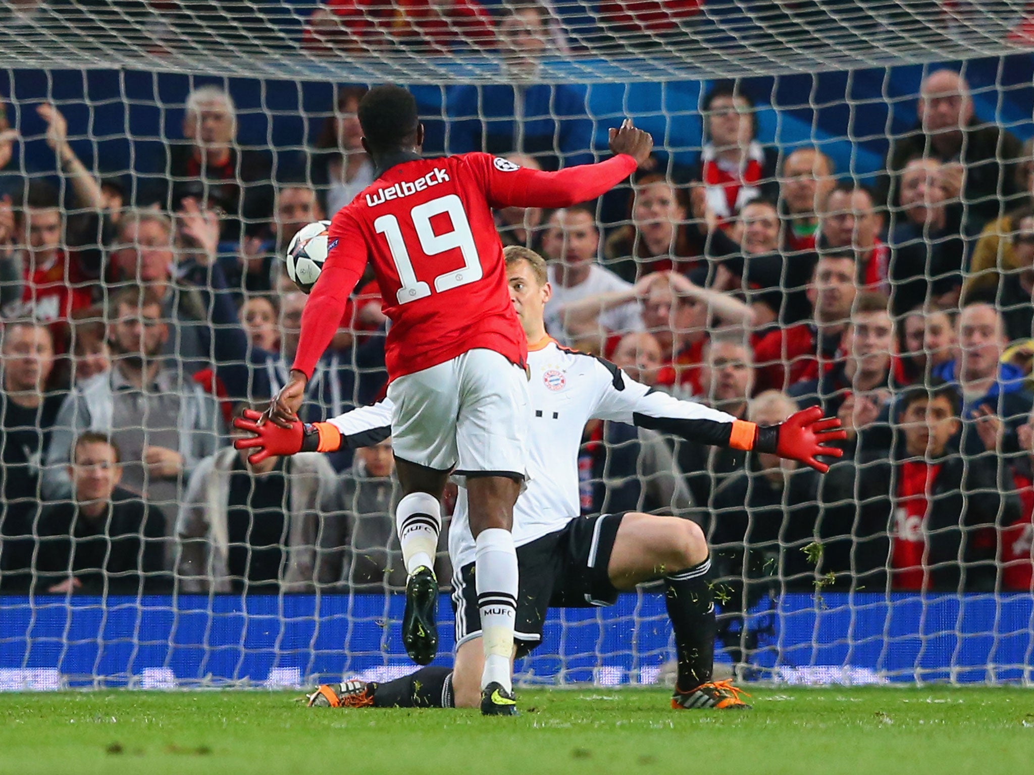 Danny Welbeck cannot beat Manuel Neuer with a chip