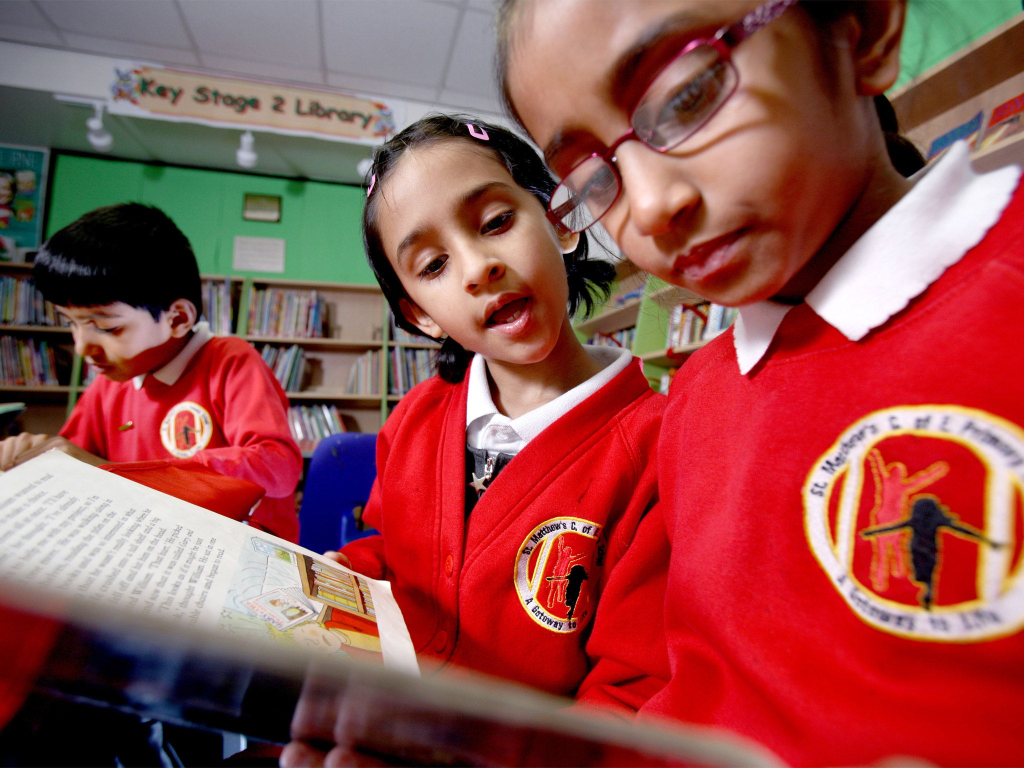 Pupils at St Matthew's school reading in class (Guzelian)