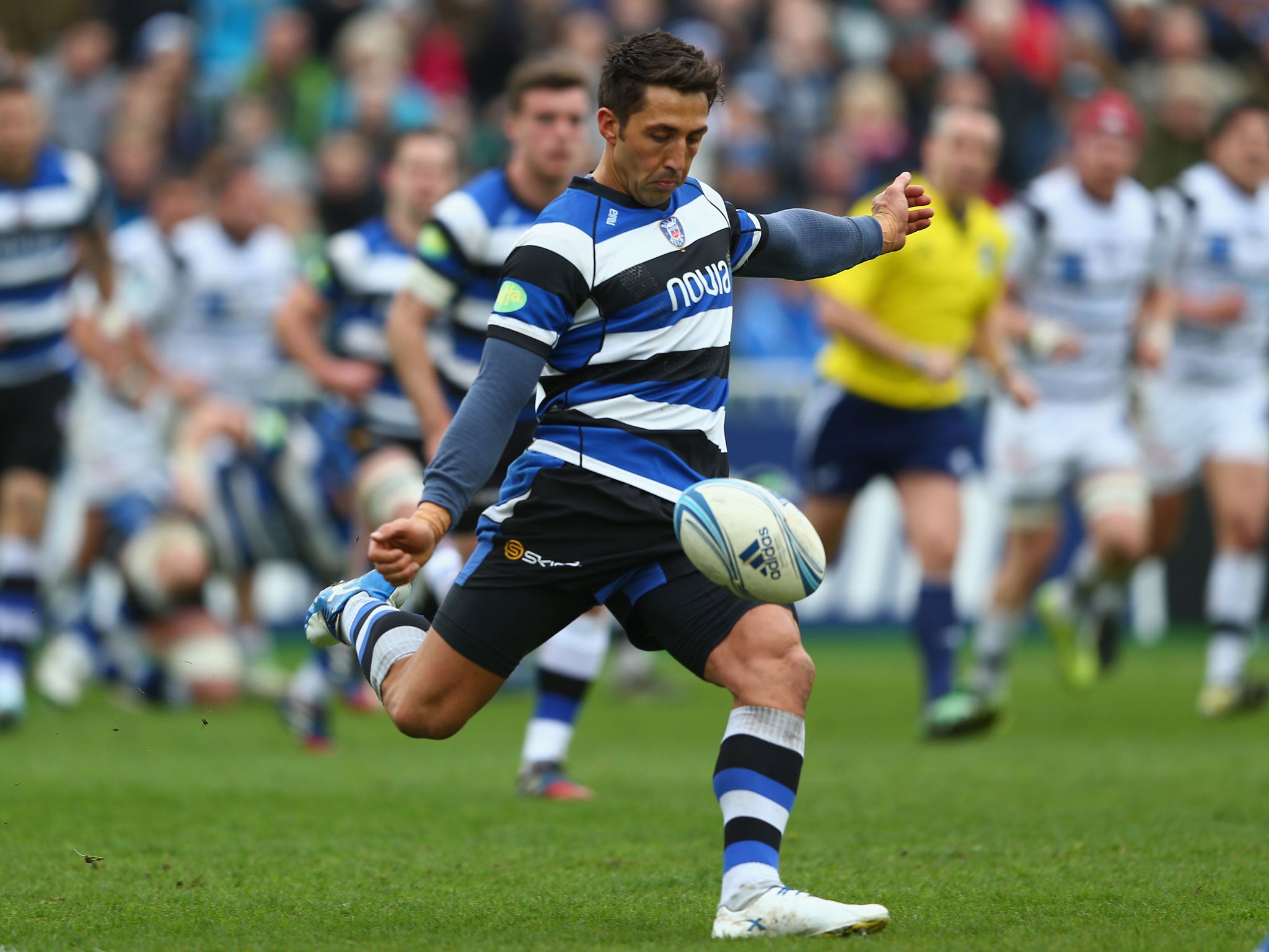 Gavin Henson kicks to touch in Bath's easy victory
