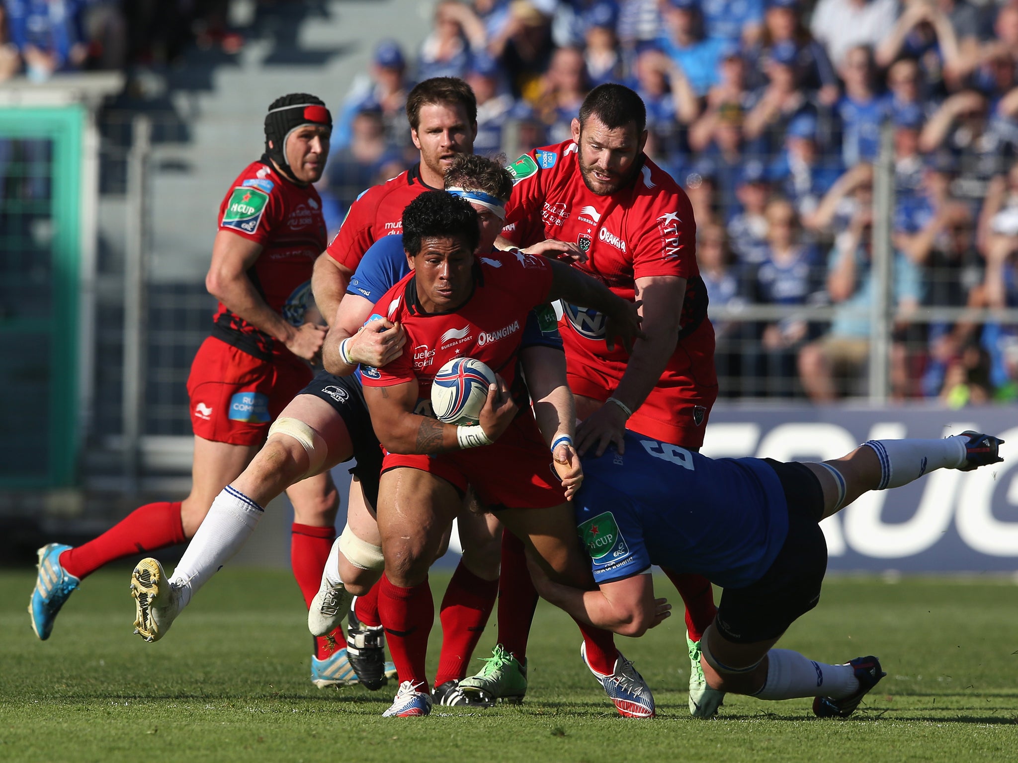 David Smith tries to break through the Leinster defence