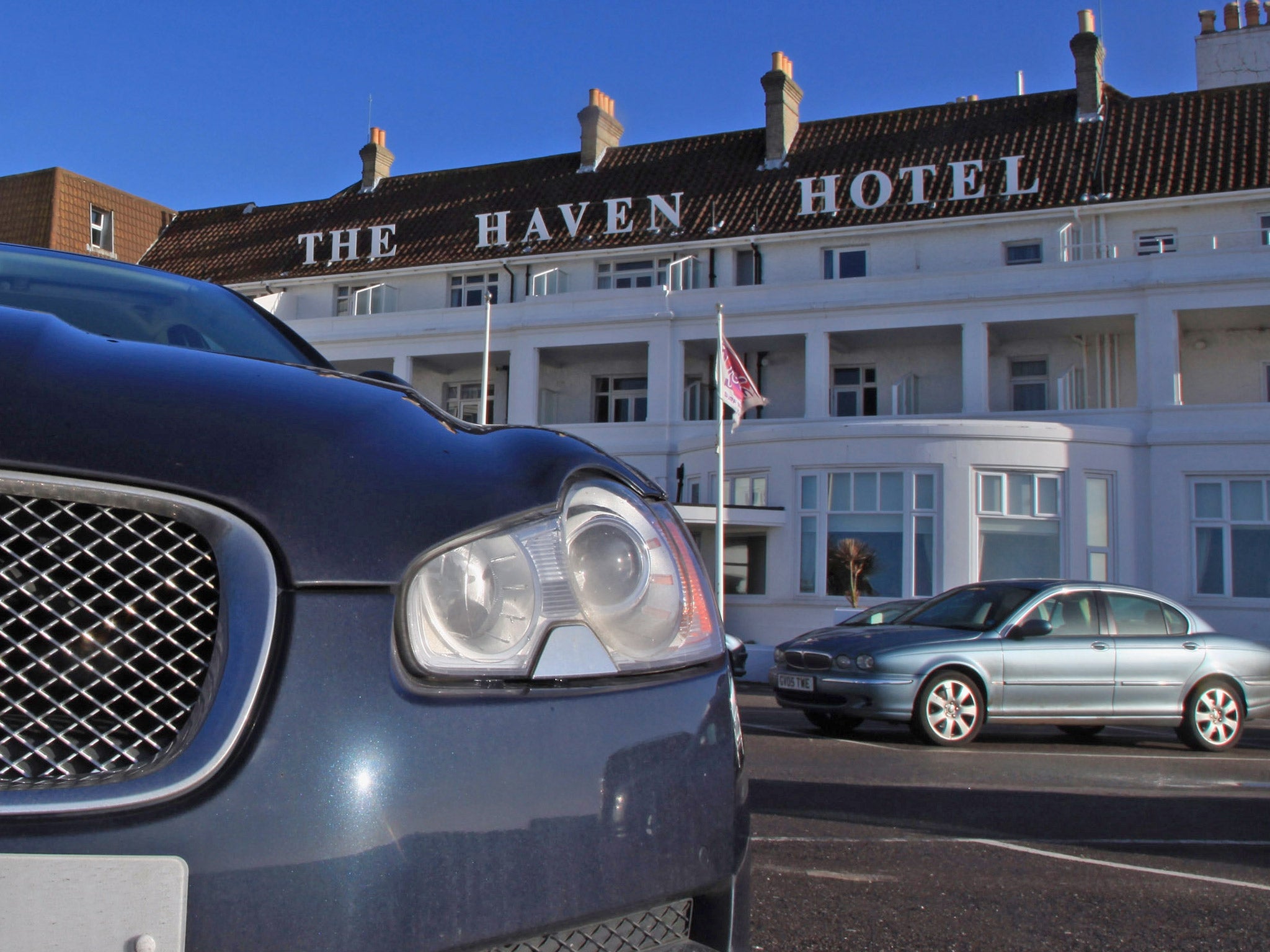 Luxury cars parked outside a hotel in Sandbanks (Getty)