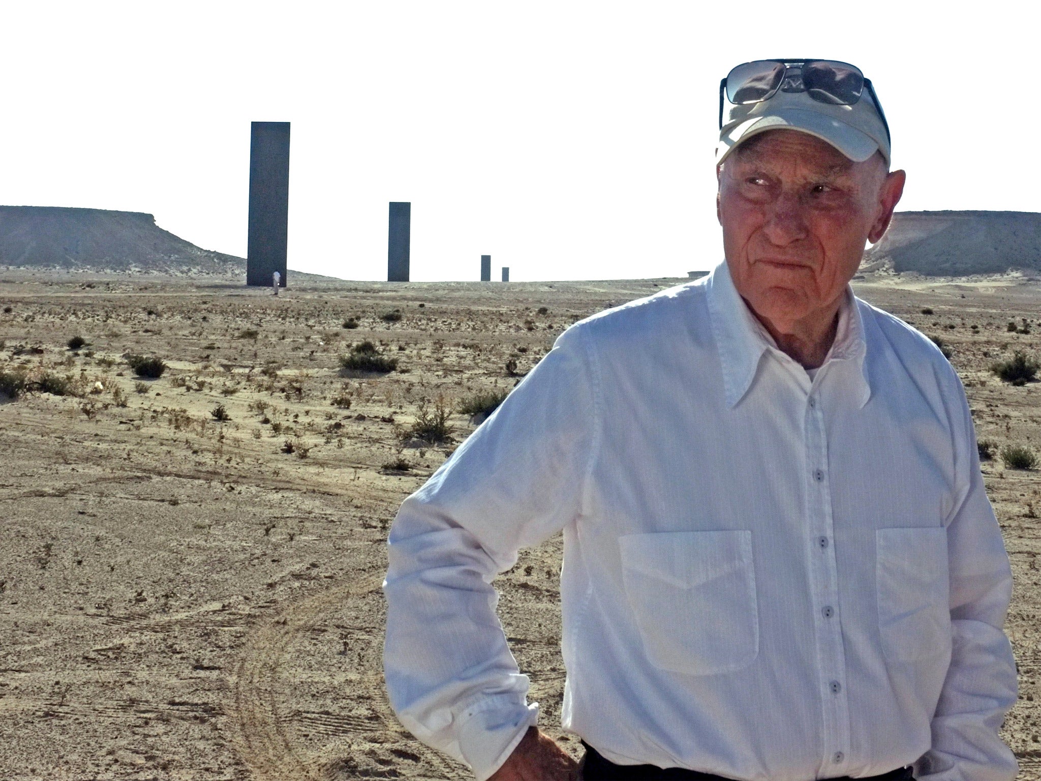 Sculptor Richard Serra in front of his new installation