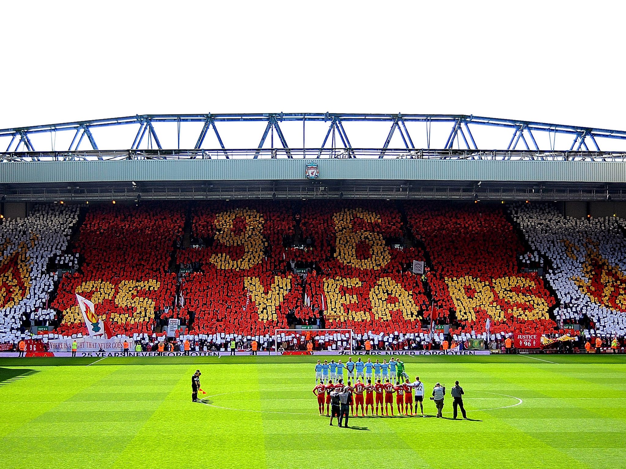 Liverpool and Manchester City players join the players in remembrance of the 96 that died in the Hillsborough disaster 25 years ago