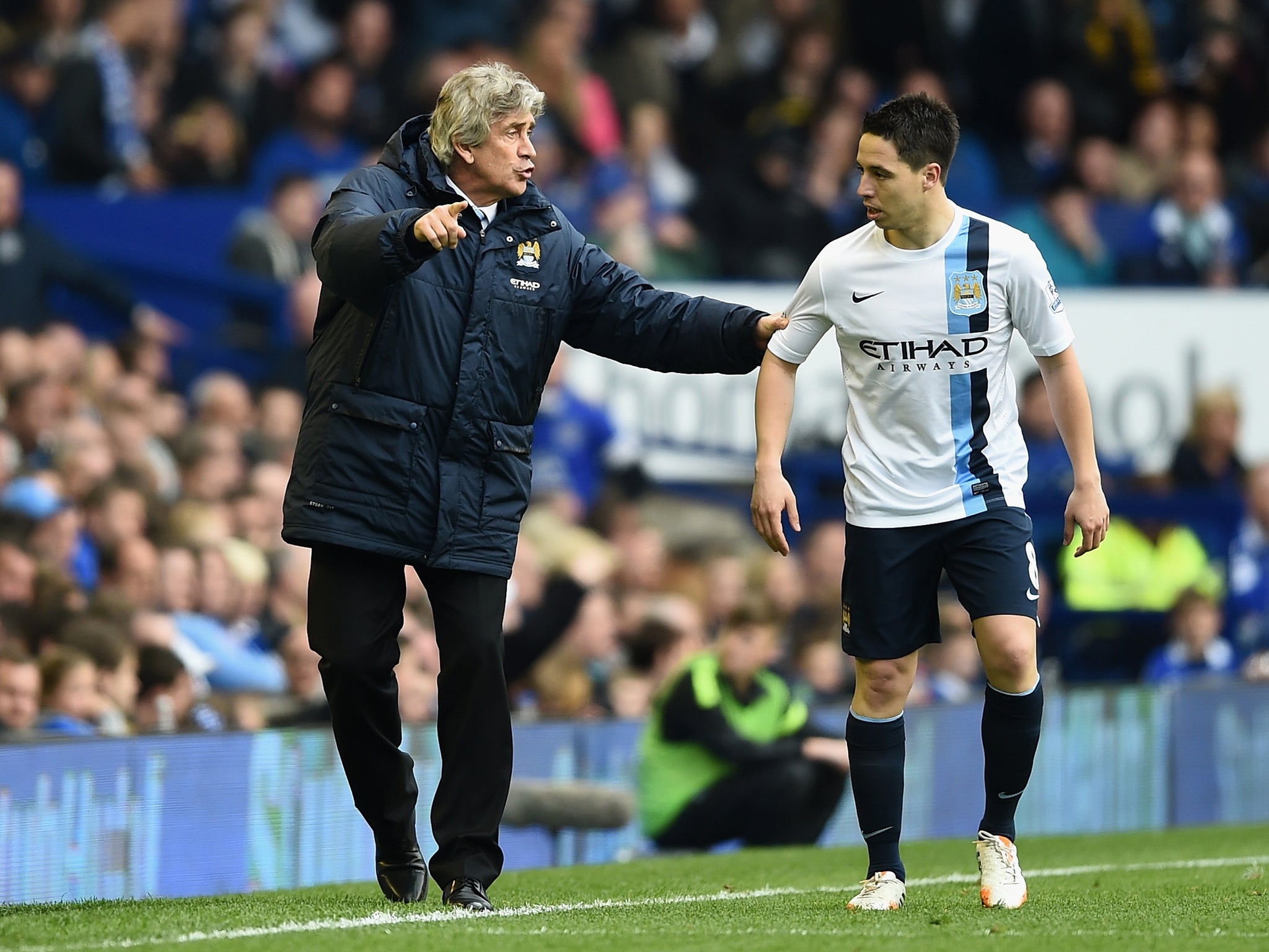 Manuel Pellegrini speaks to Samir Nasri during the 3-2 win over Everton