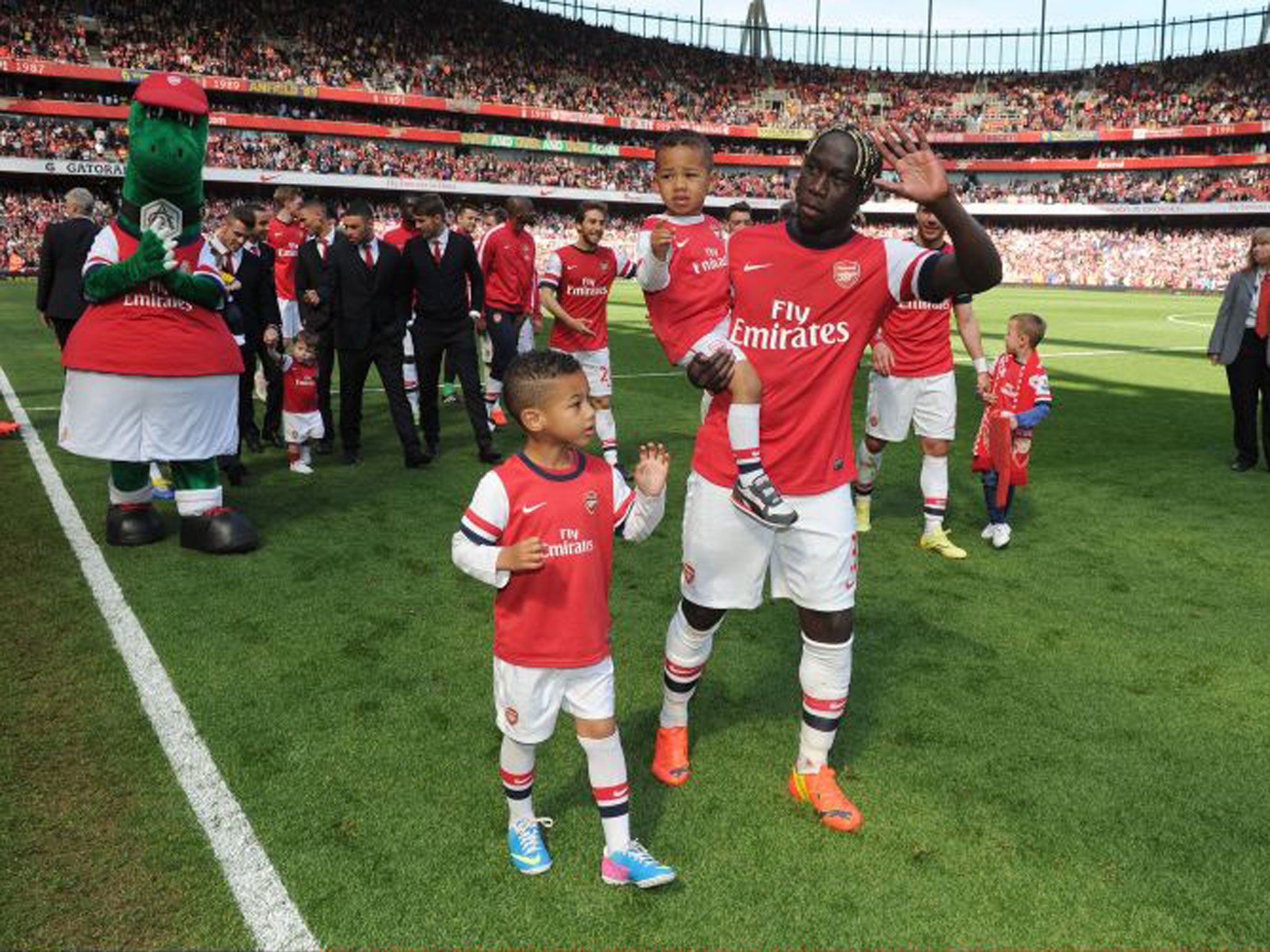 Is Bacary Sagna really waving goodbye to the Emirates faithful?