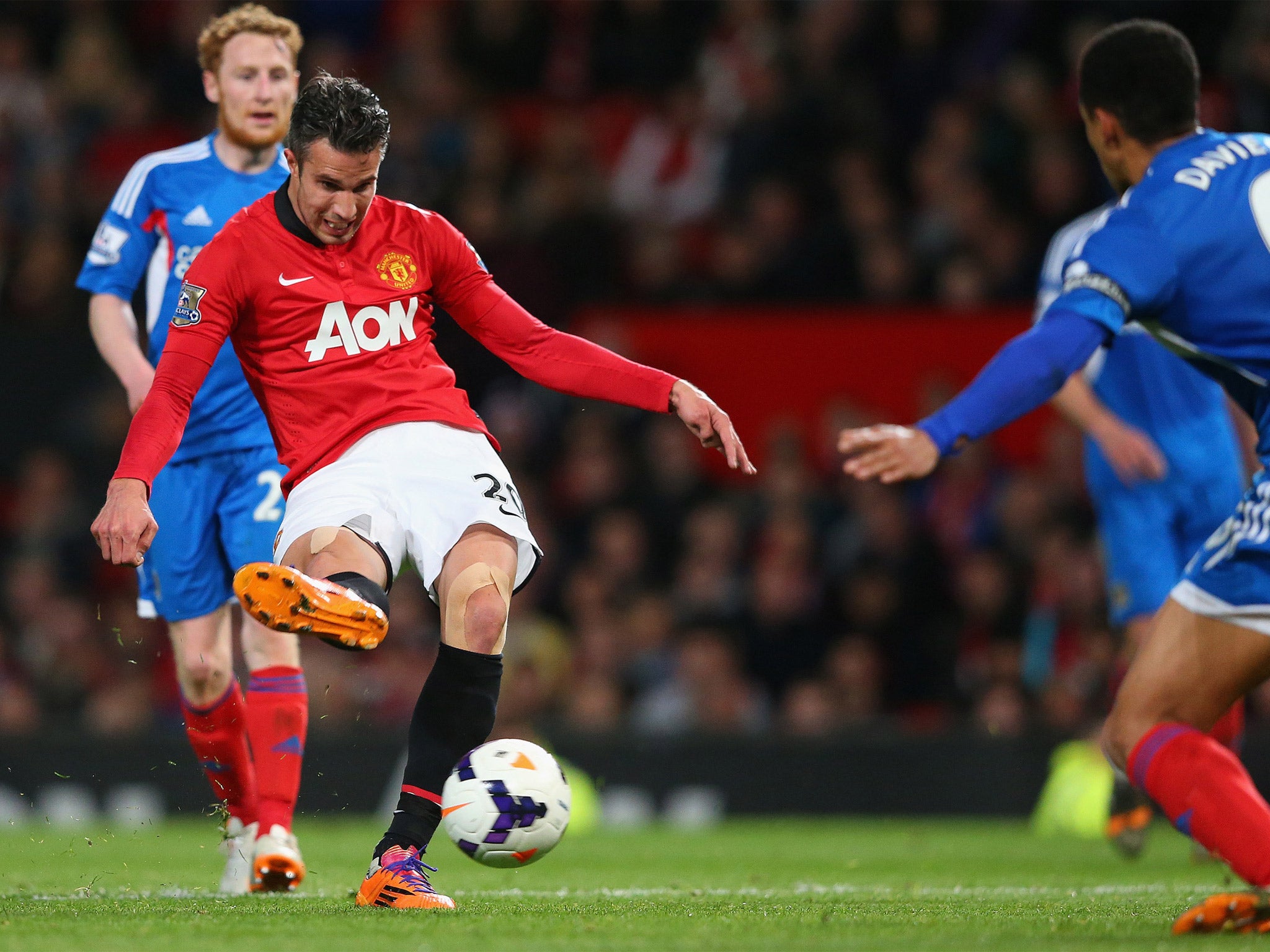 Robin van Persie seals victory with United's third