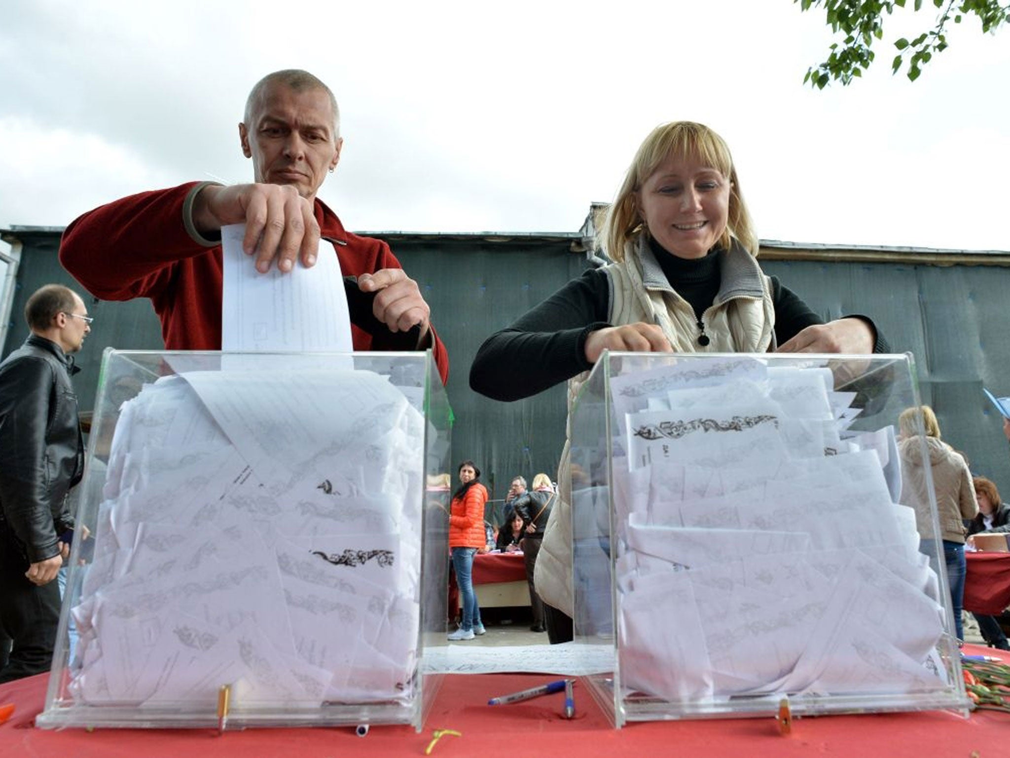 Ukrainians cast their votes during a so-called referendum at a polling station in Moscow on May 11, 2014. Voting began Sunday in referendums called by pro-Russian rebels in eastern Ukraine to split from the rest of the ex-Soviet republic, polls the US sla