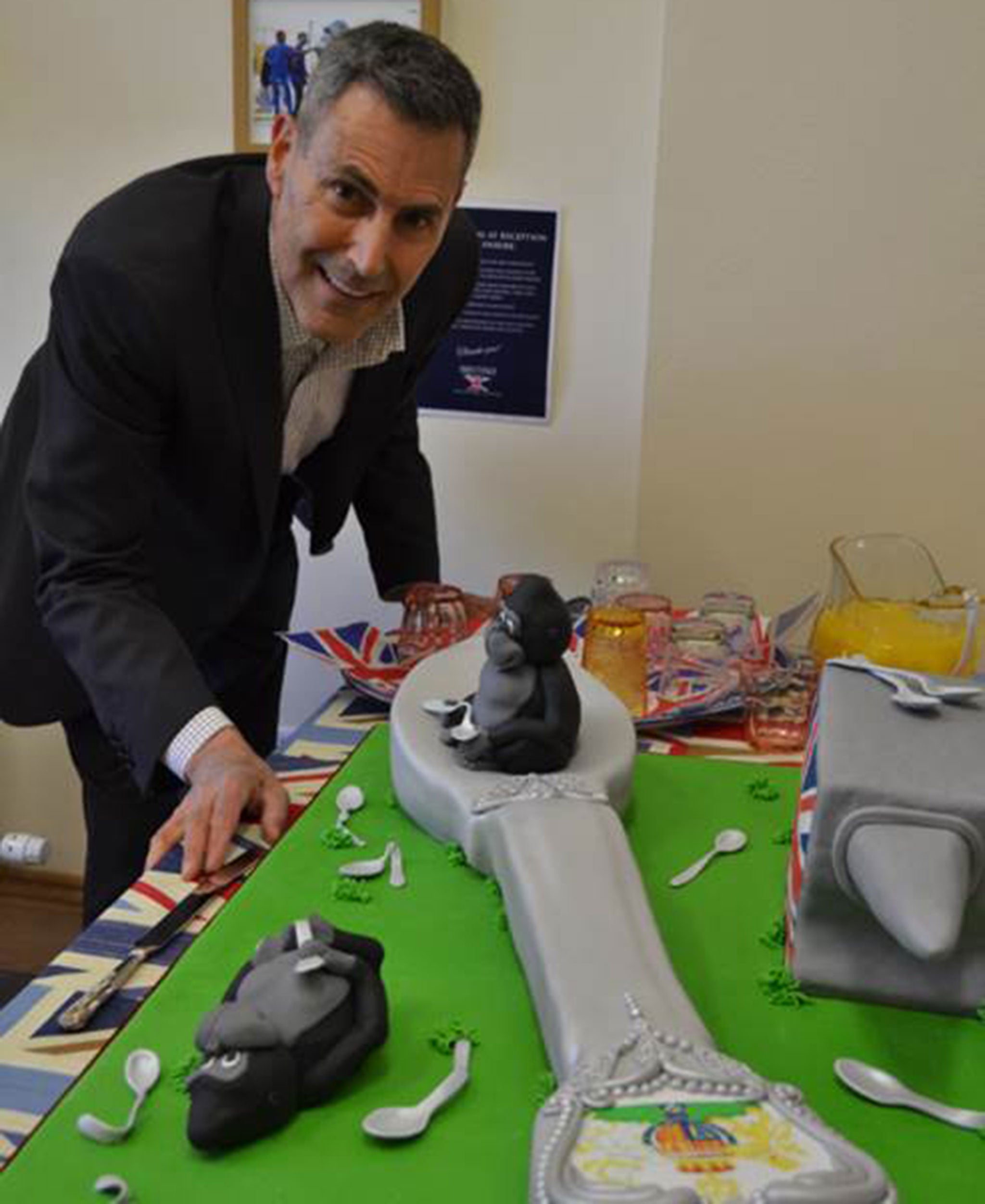 Uri Geller with a cake celebrating the statue