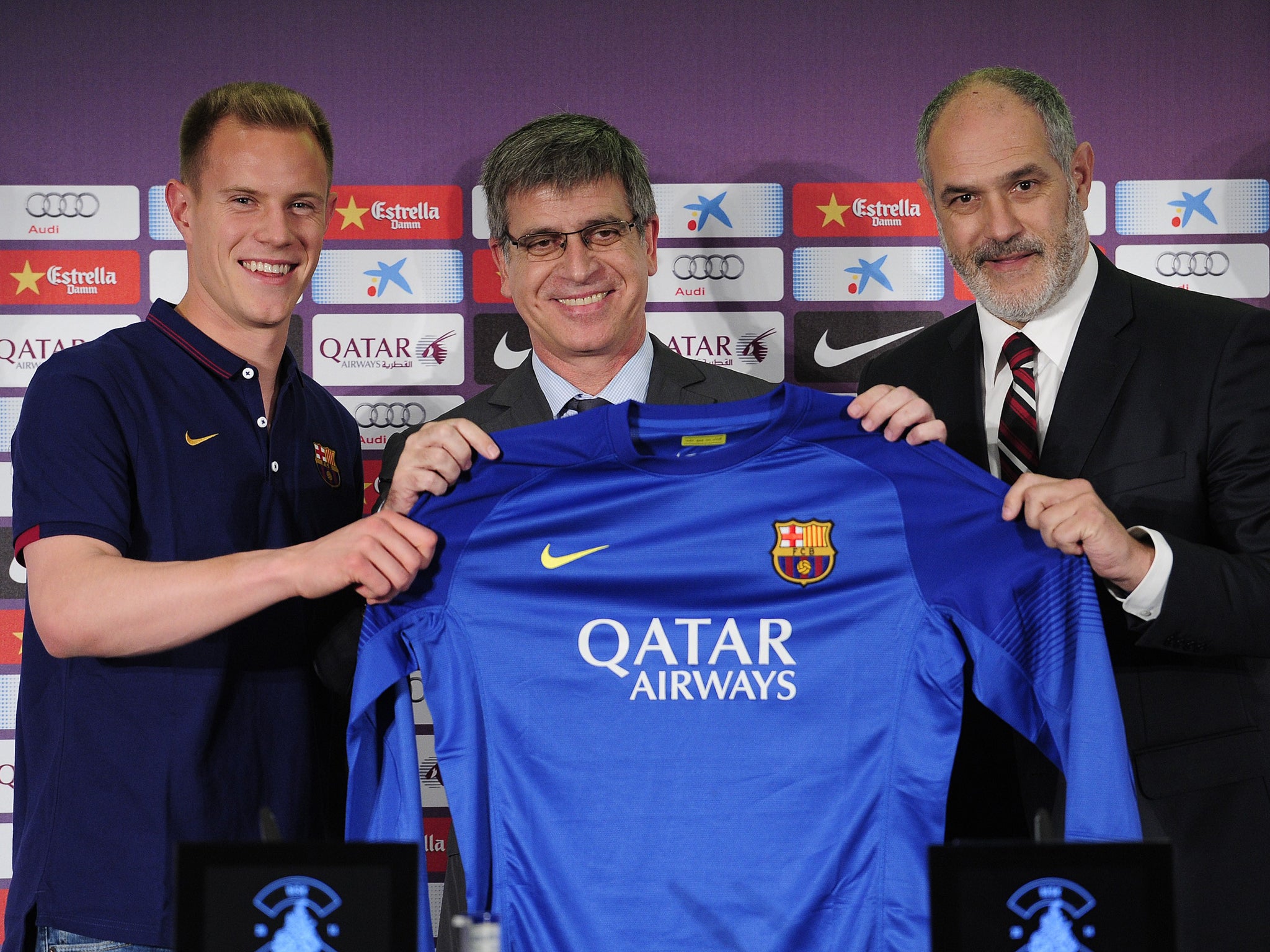 Barcelona's new goalkeeper Marc-Andre ter Stegen (L) poses with Barcelona's sports director Andoni Zubizarreta (R), and Barcelona's vice-president Jordi Mestre