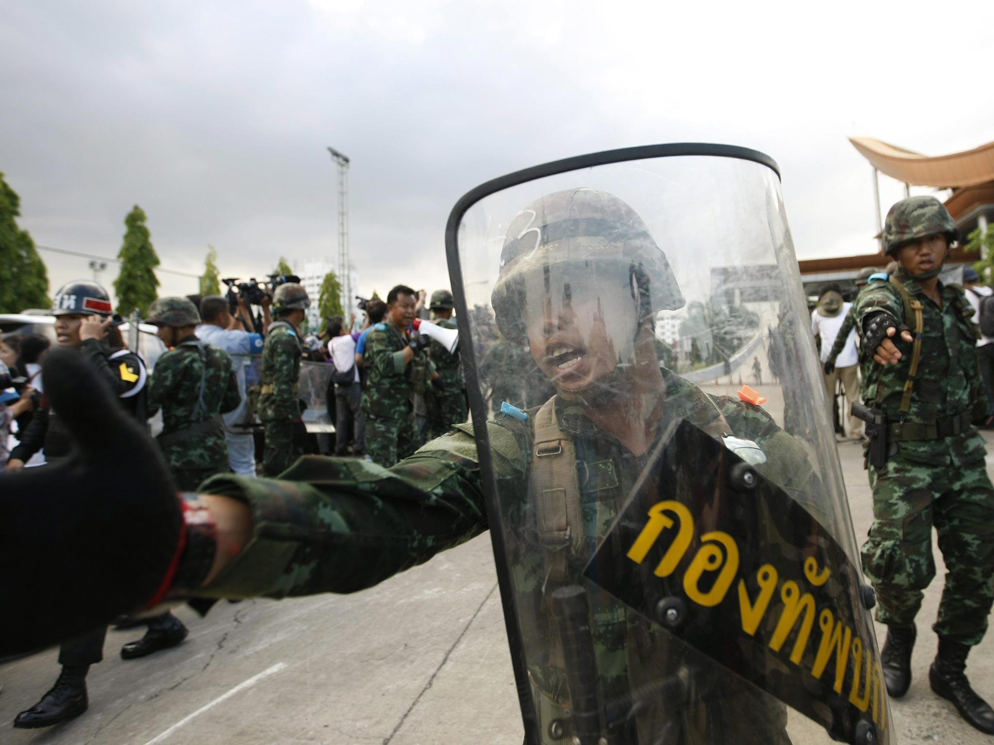 Thai armed soldiers stand guard