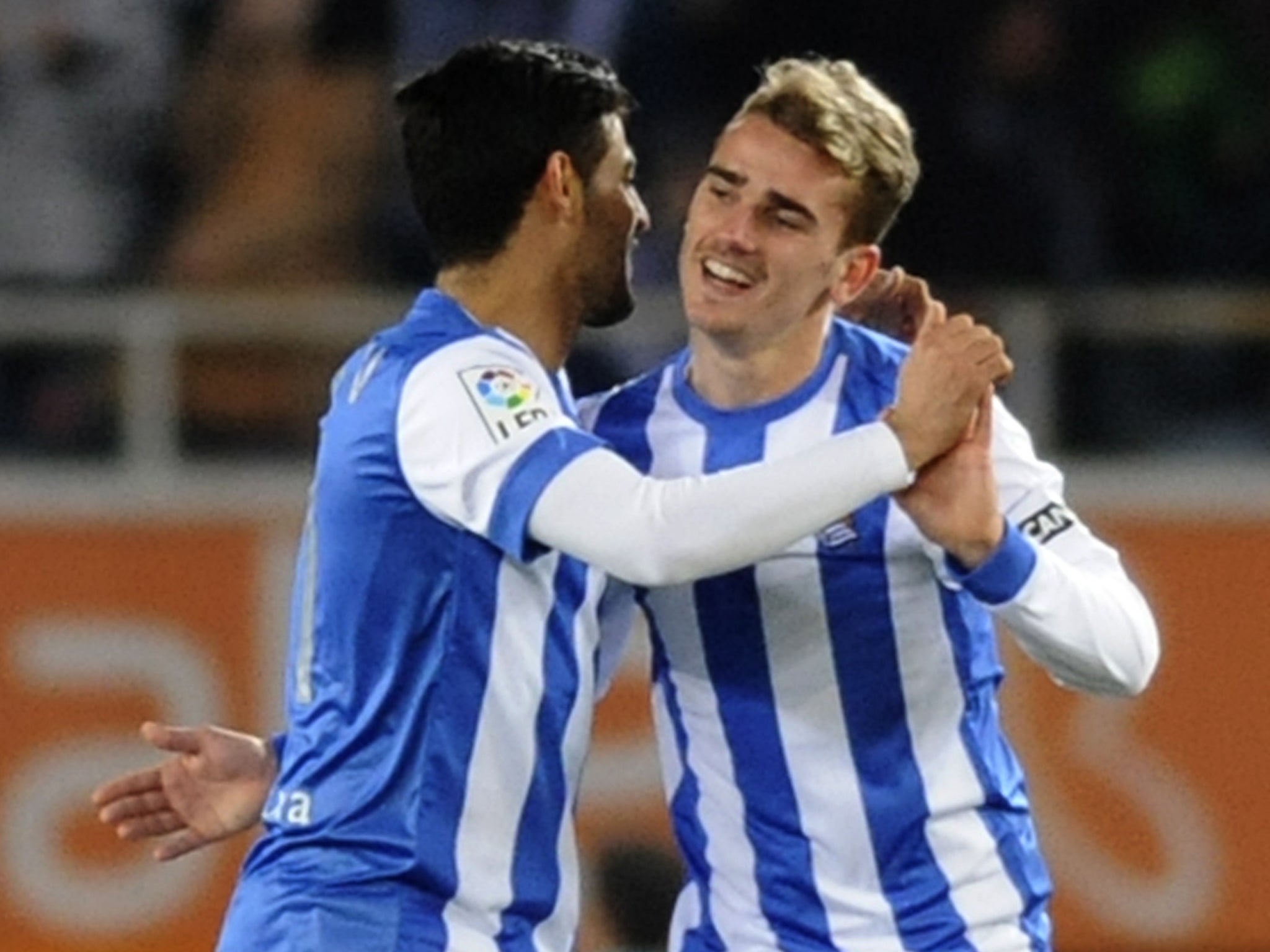 Carlos Vela and Antoine Griezmann celebrate the latter's goal for Real Sociedad against Barcelona