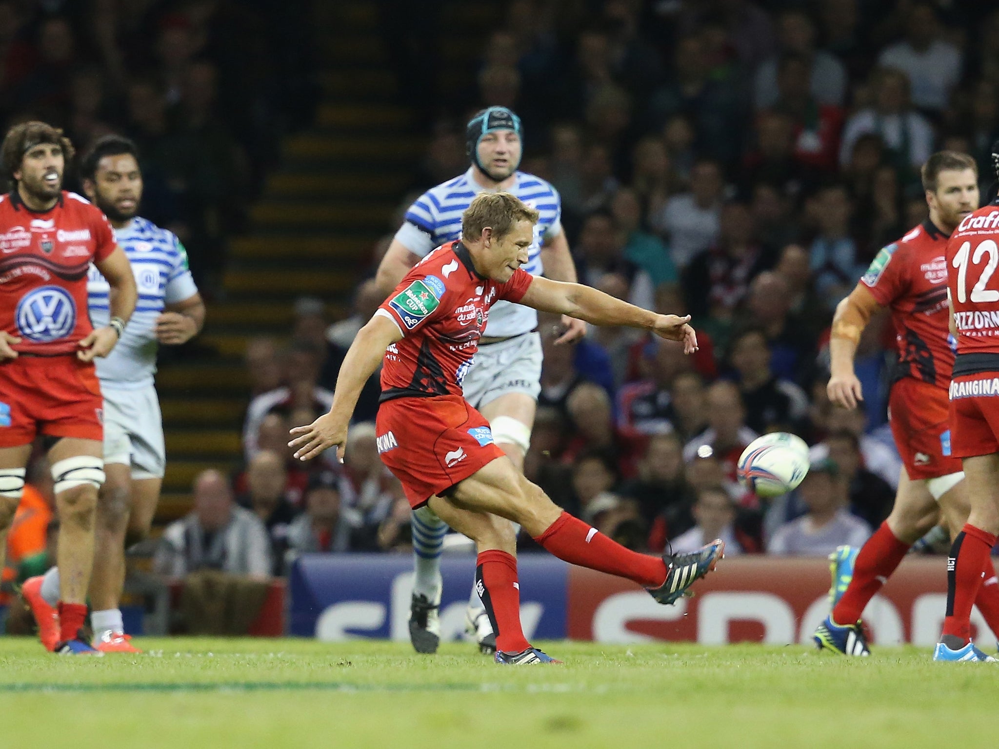 Jonny Wilkinson scores a drop goal in the Heineken Cup final