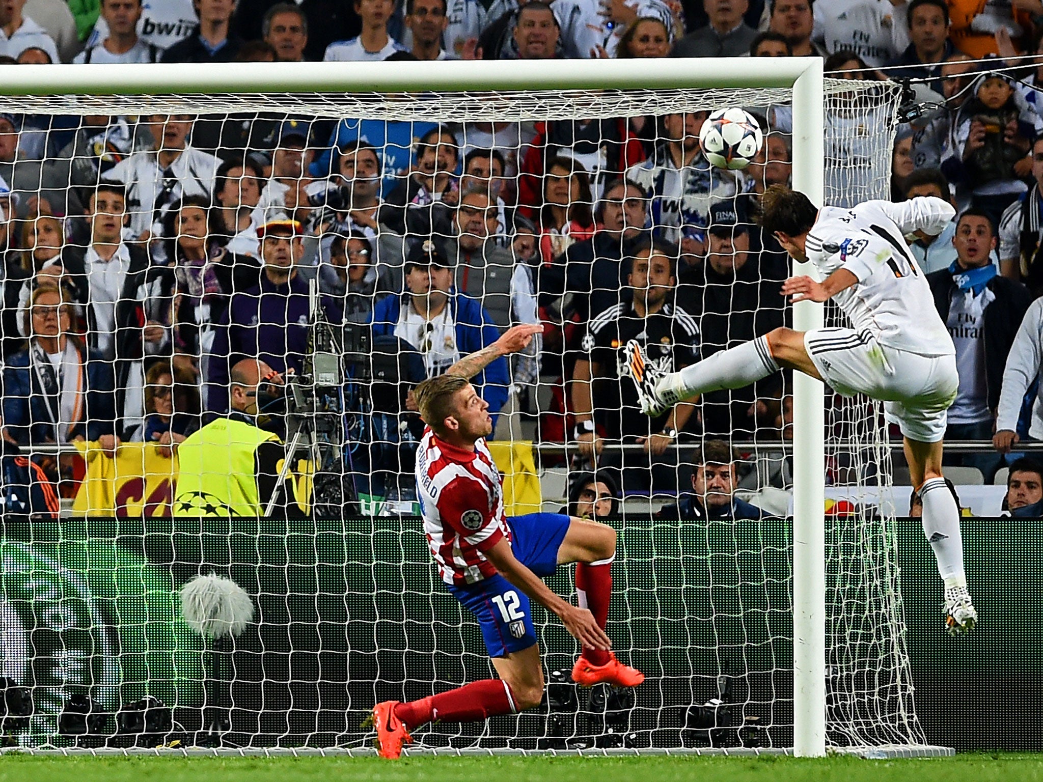 Gareth Bale heads in Real Madrid's decisive second against Atletico