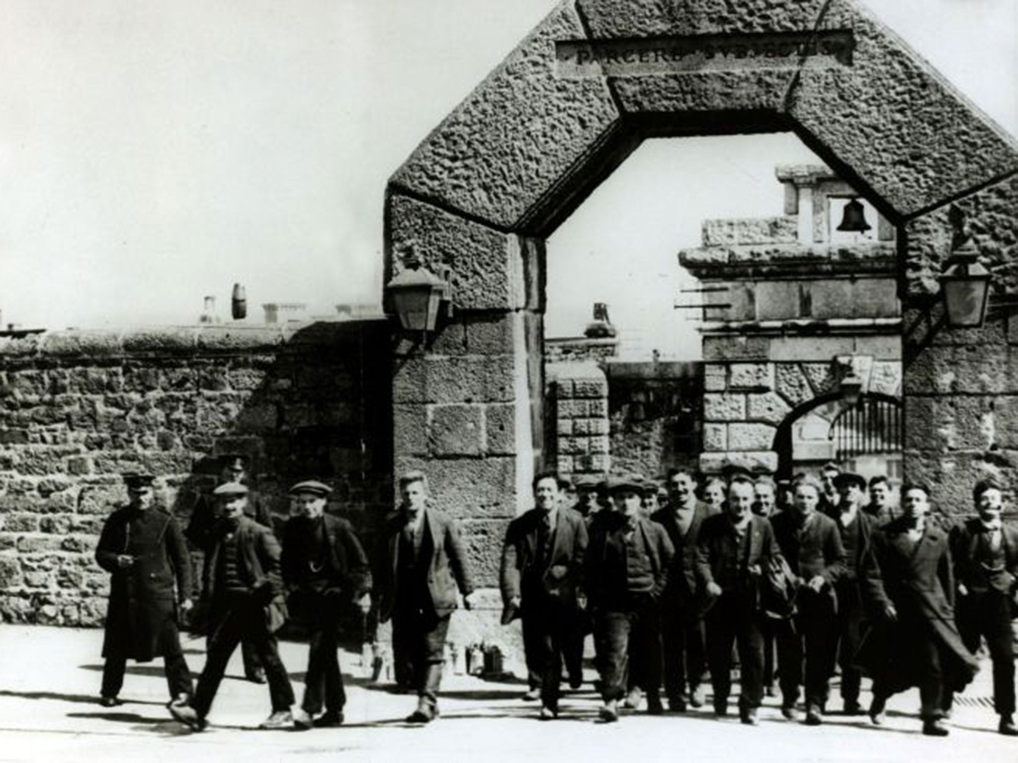 British conscientious objectors leaving Dartmoor Prison under a gateway inscribed with the words "Parcere subjectis" ("Spare the conquered")