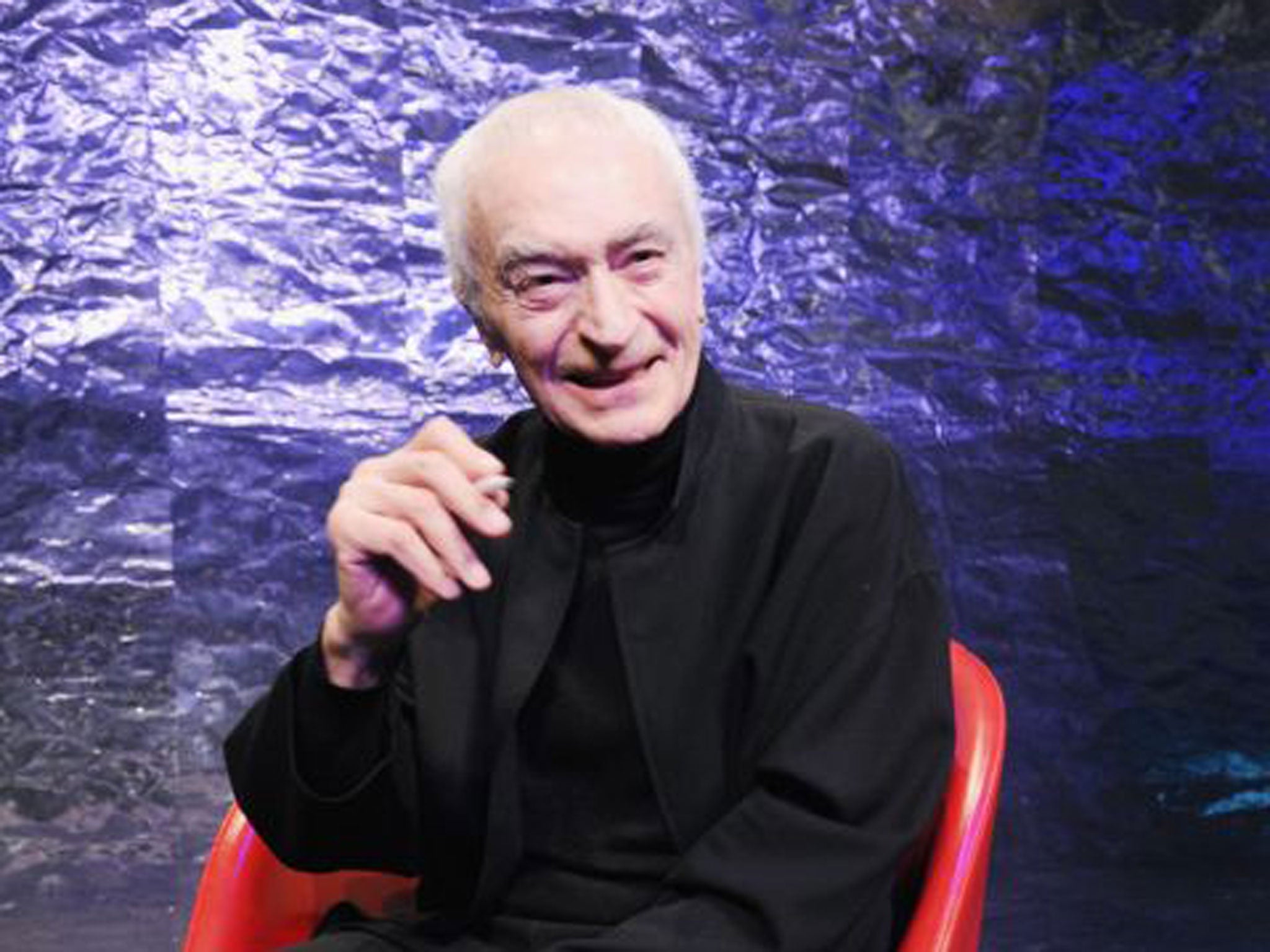 Massimo Vignelli posing at the Exhibition "Kkann: lacqua - il Flusso " at the Milan Stock Exchange in 2011