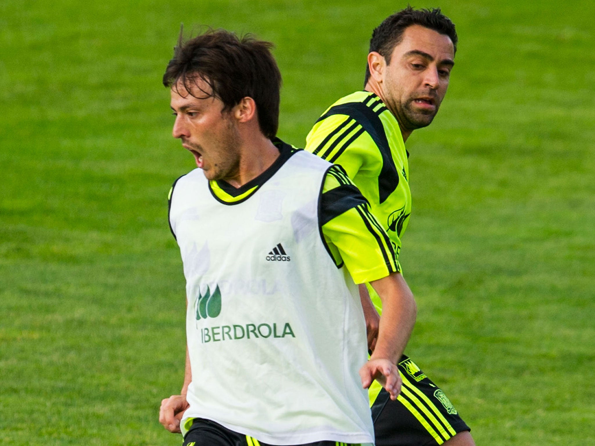 David Silva trains alongside Xavi