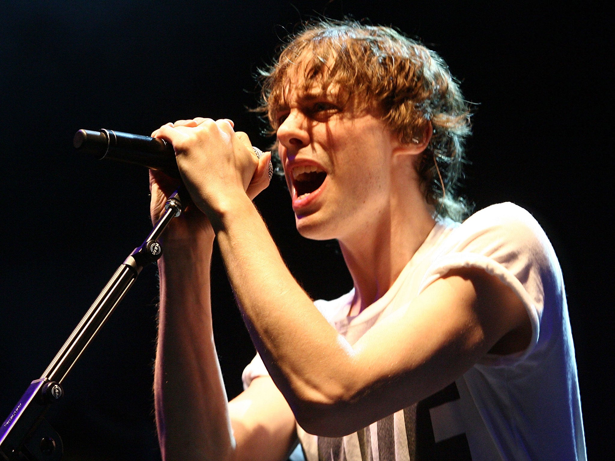 Johnny Borrell sings with Razorlight back in 2009