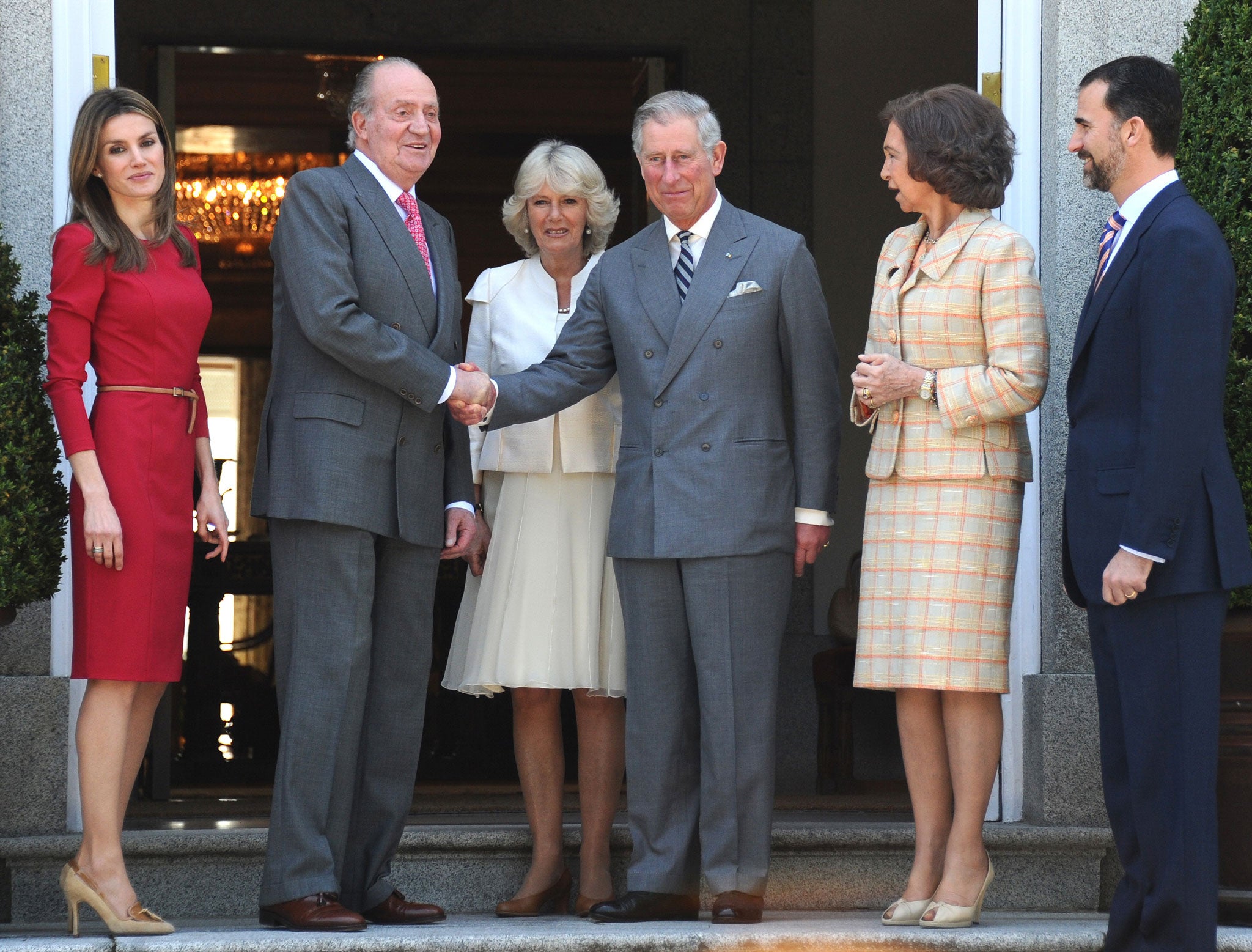 Spain's King Juan Carlos I (2L) and his wife Queen Sofia (2R), Spain's Crown Prince Felipe (R) and his wife Princess Letizia (L) welcome Britain's Prince Charles, Prince of Wales (3R), and his wife Camilla, Duchess of Cornwall (3L) before a lunch at the Z