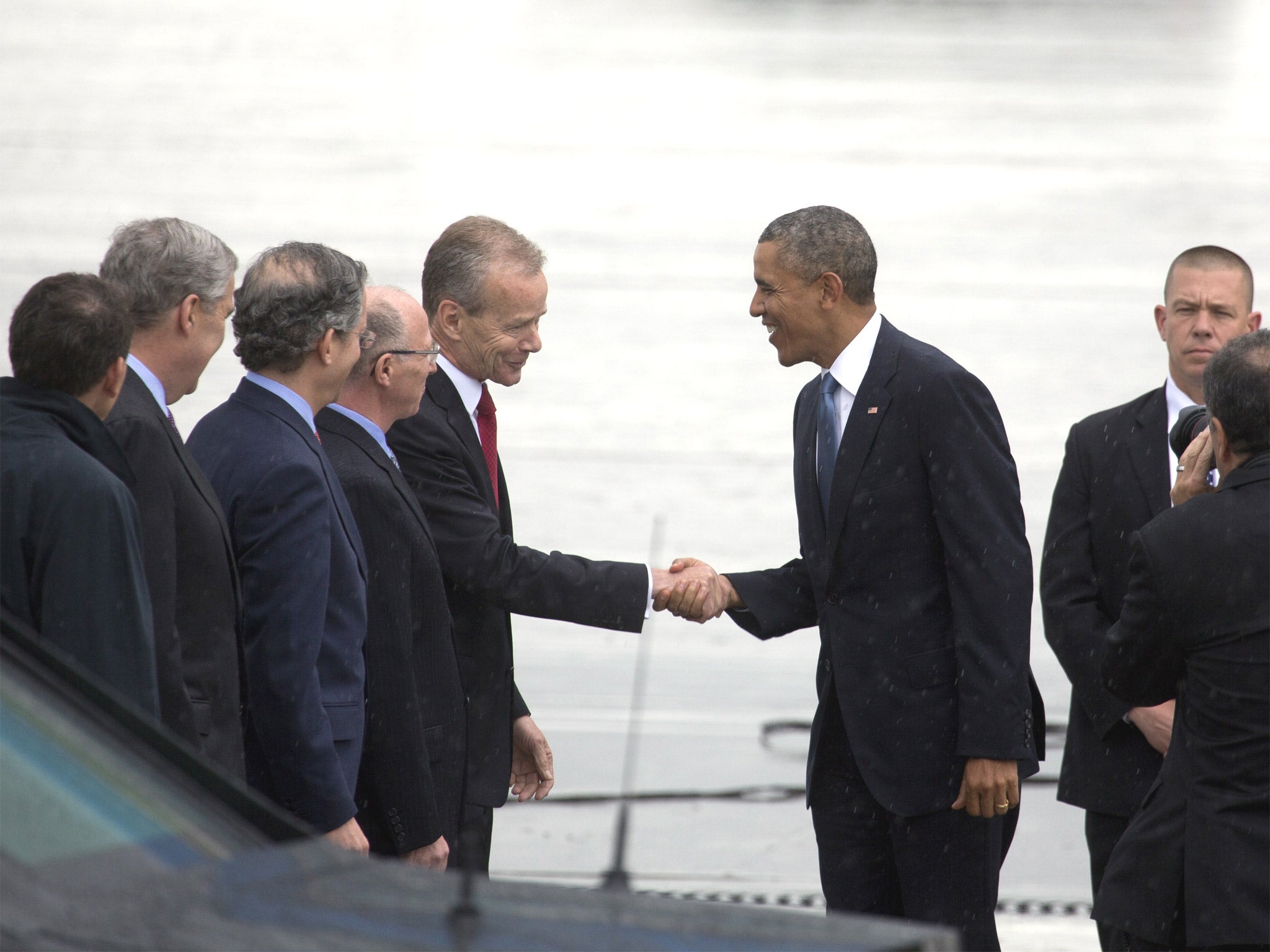 Barack Obama with US embassy and Nato staff at Melsbroek airport