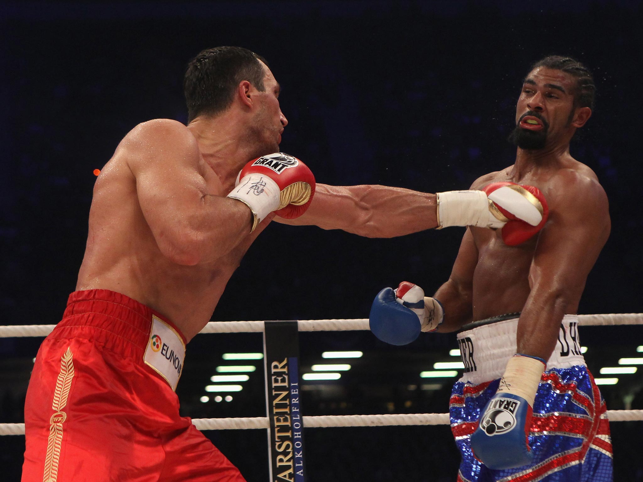 Wladimir Klitschko jabs Haye on his way to voctory in 2011