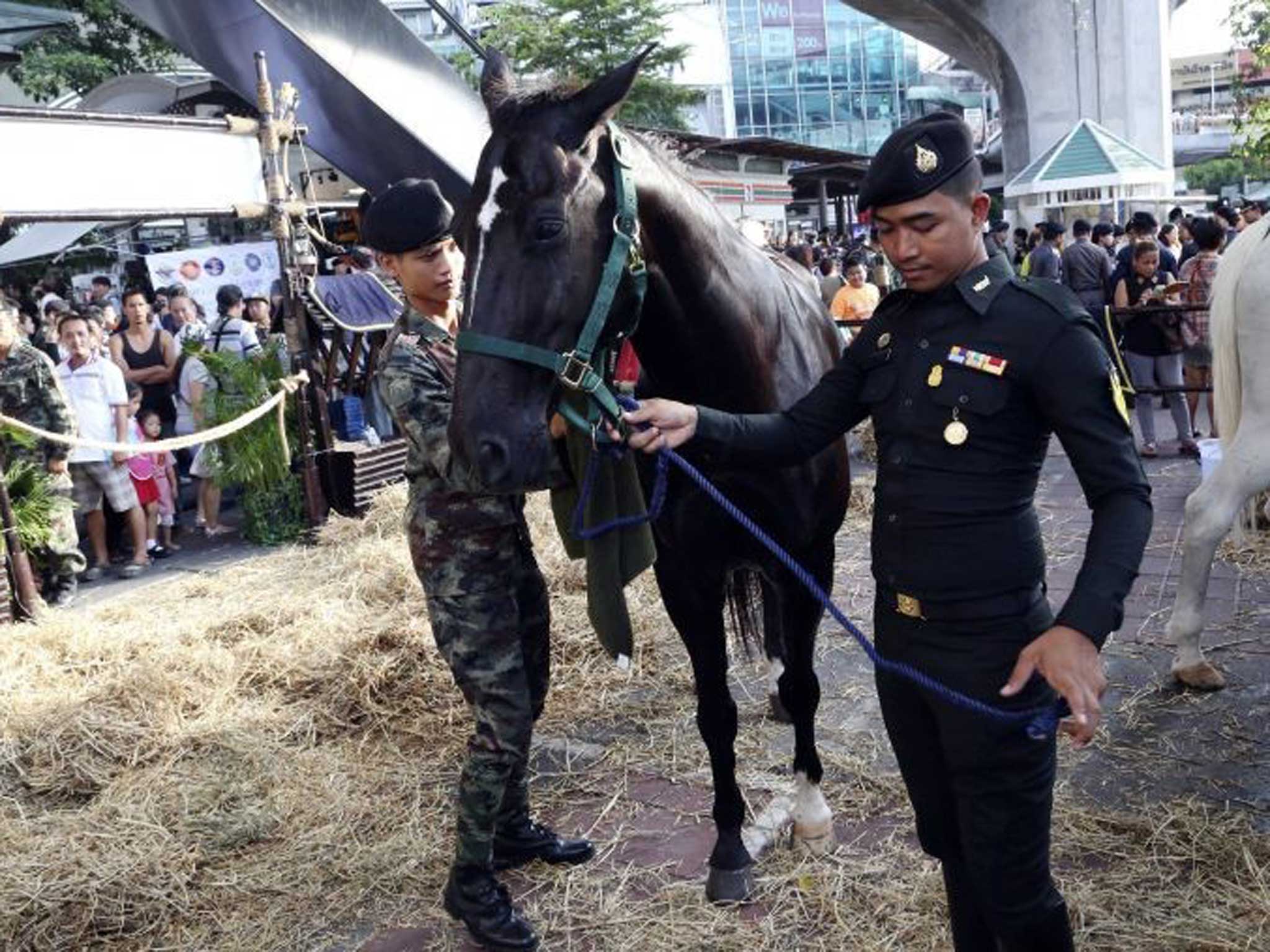 Soldiers entertain the Bangkok public