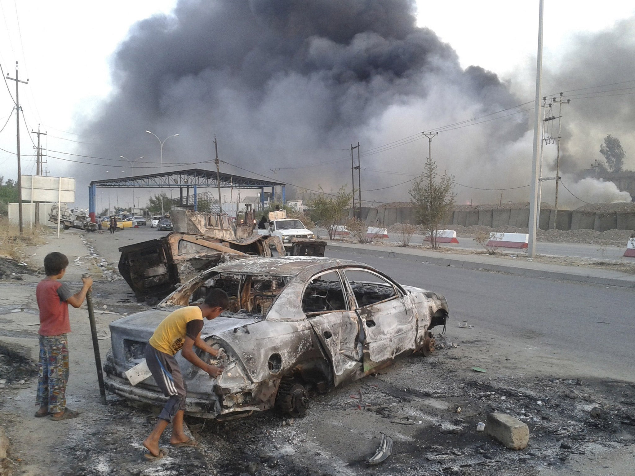 Children at the scene of fighting in Mosul