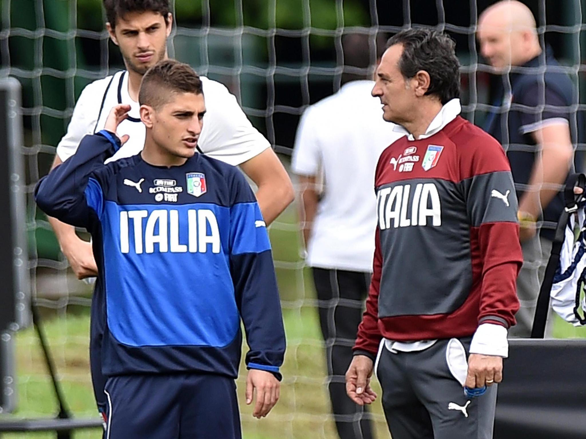 Marco Verratti (left) talks to Italy coach Cesare Prandelli