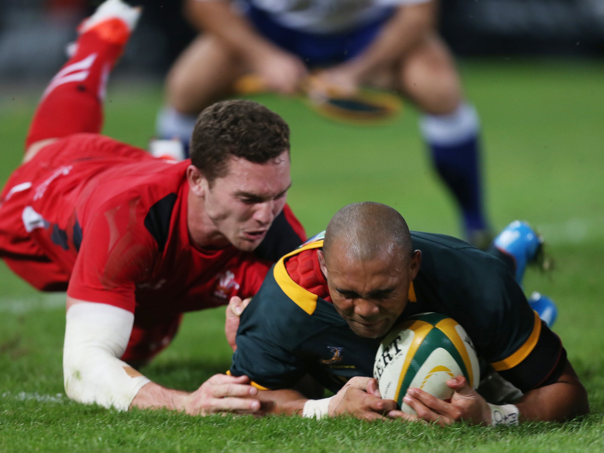 Cornal Hendricks of South Africa over for a try