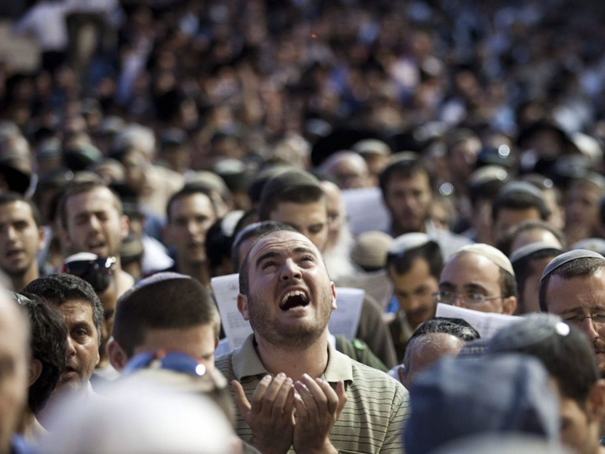 Thousands of Israelis took part in a massive prayer at the Western Wall in Jerusalem for the return of the three teenagers