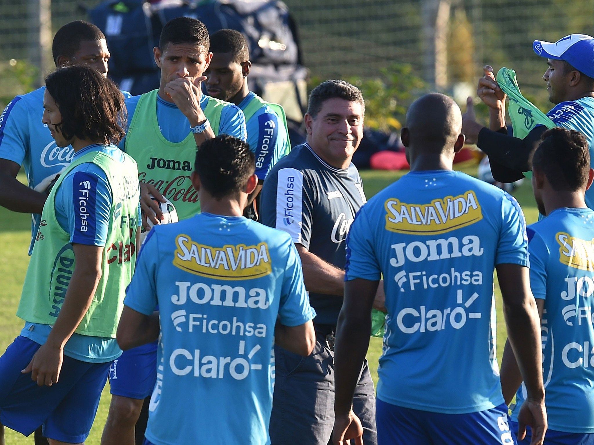 Honduras' Colombian coach Luis Fernando Suarez (C) attends a training session with his team in Porto Feliz during the 2014 FIFA World Cup football tournament on June 17, 2014.