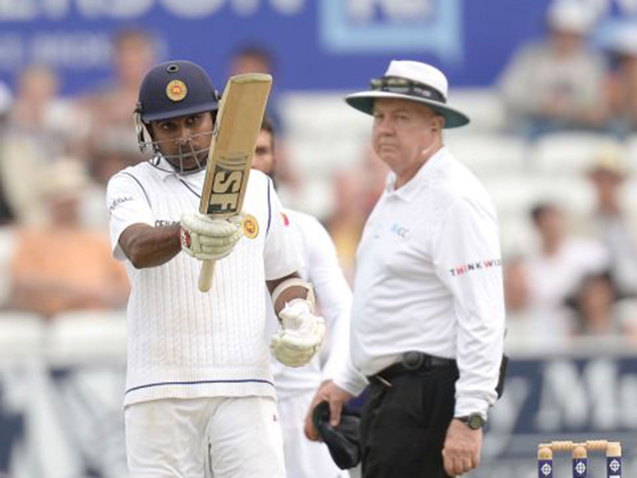 Mahela Jayawardene salutes the crowd on his way to making 160