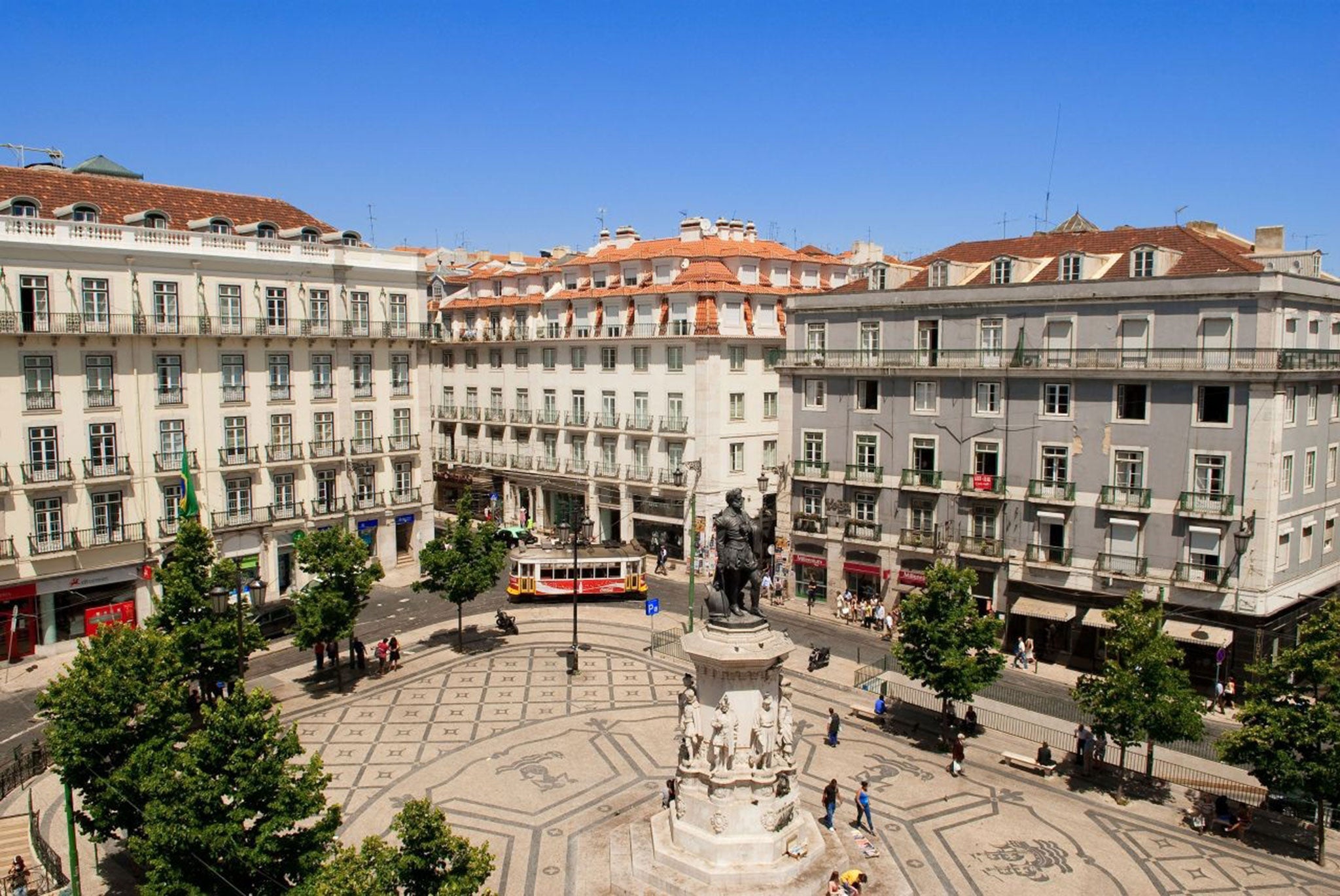 Blocked: stories of the inhabitants of a Lisbon apartment building